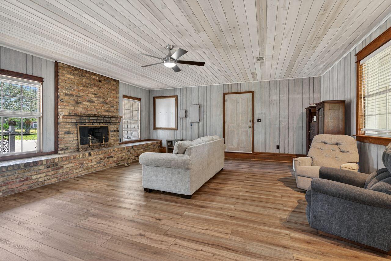 COMMODORE PLACE - Residential