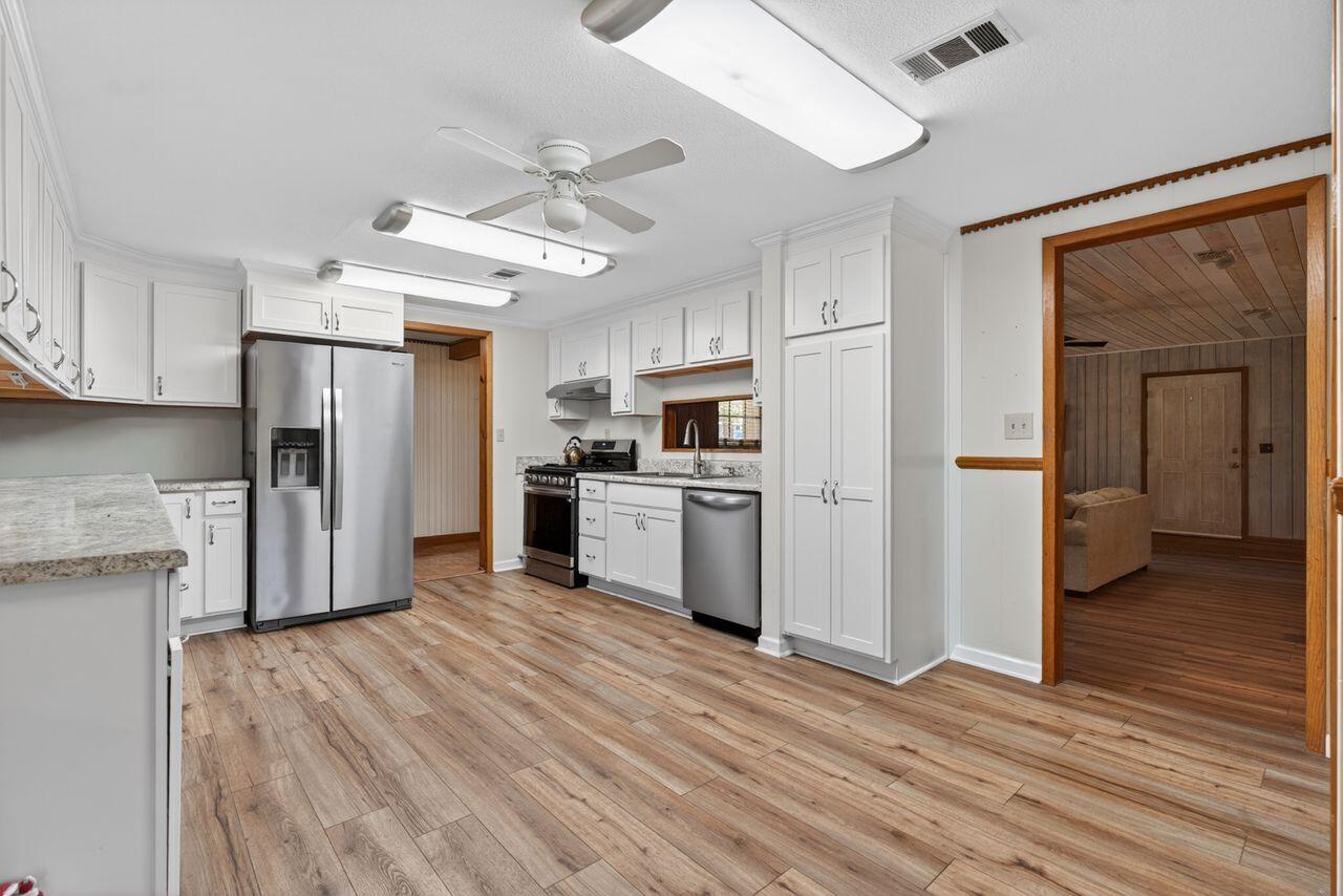 COMMODORE PLACE - Residential