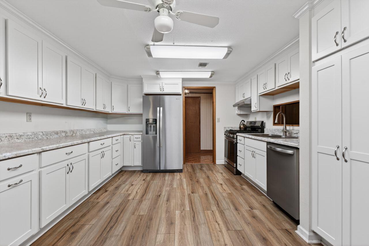 COMMODORE PLACE - Residential