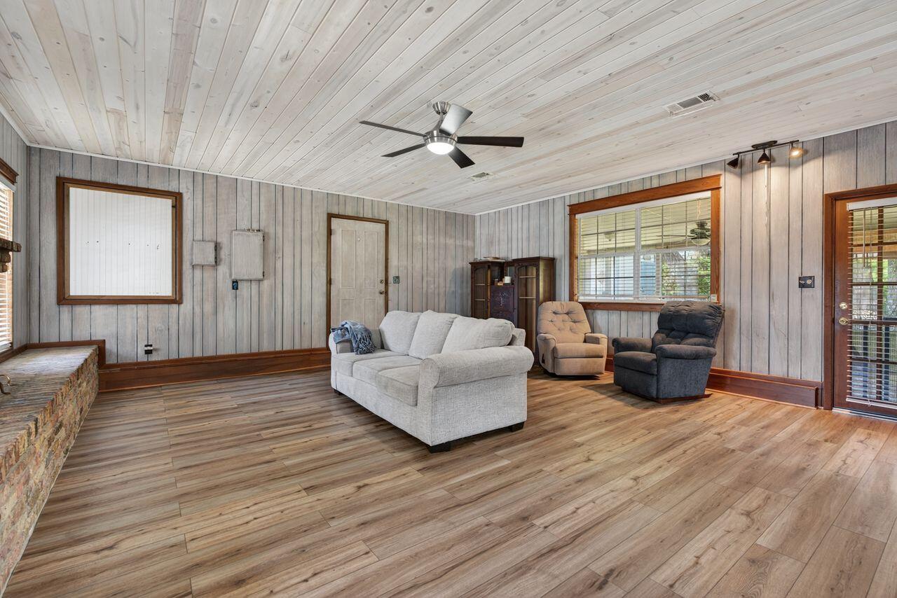 COMMODORE PLACE - Residential