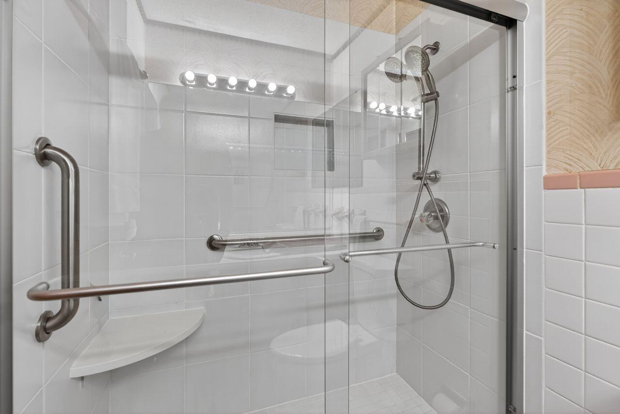 COMMODORE PLACE - Residential