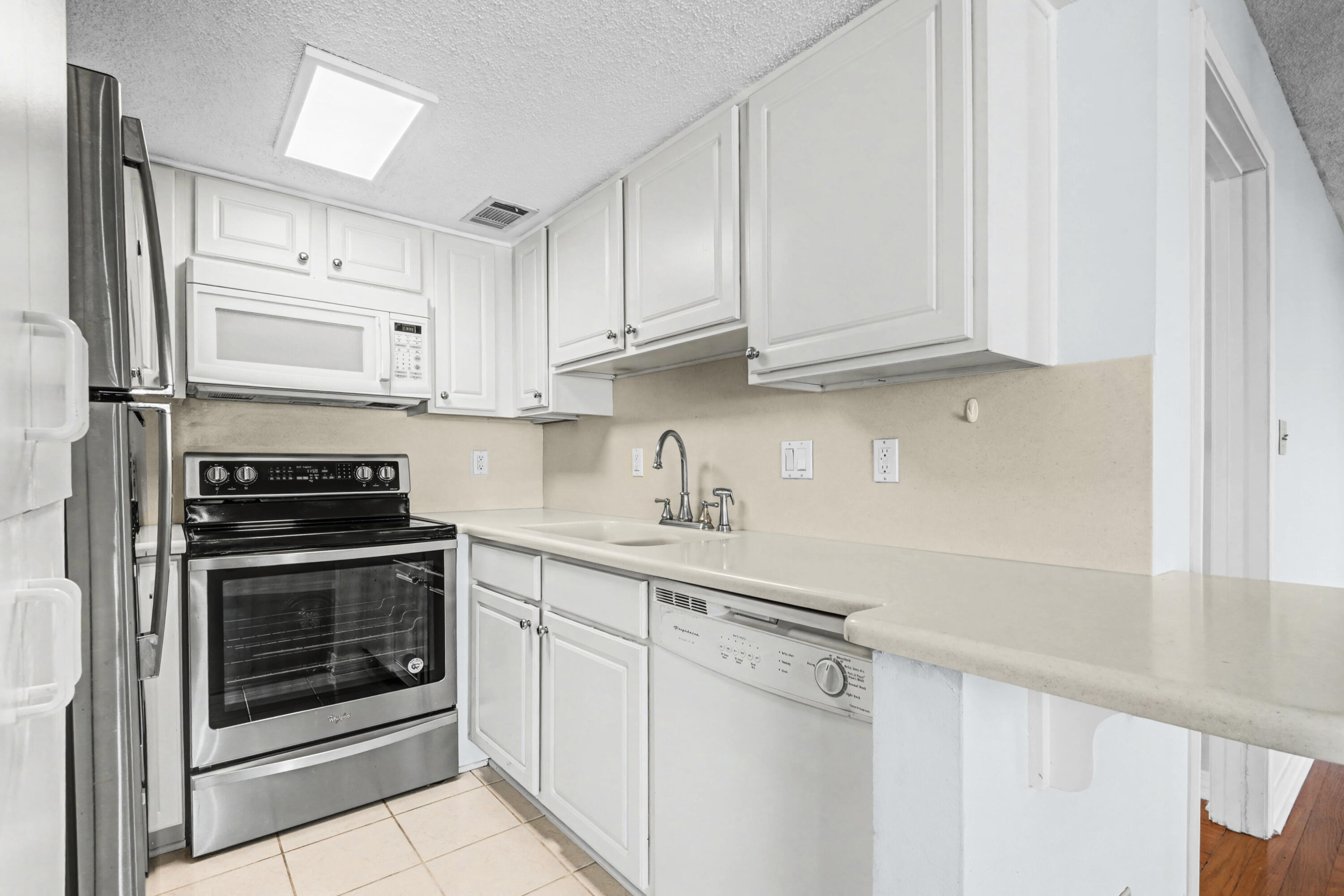 FINISTERRA CONDO - Residential