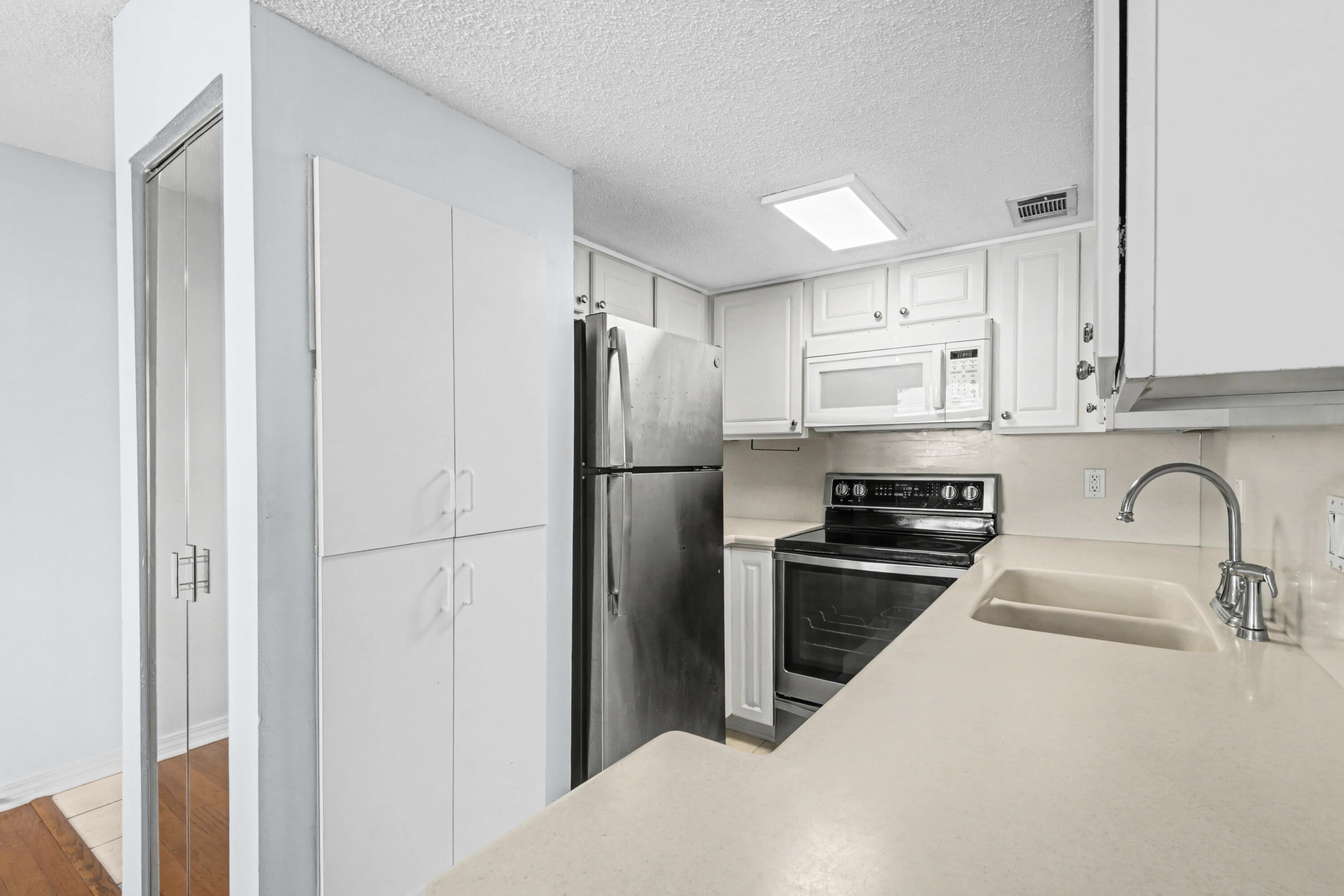 FINISTERRA CONDO - Residential