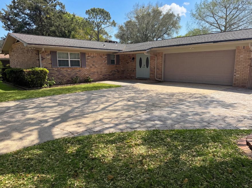 Great location in well established Kenwood Subdivision, walking 2 blocks to Kenwood Elementary school. This home is is in exceptional condition with pride of ownership evident here!
Owner installed a new gunite swimming pool  recently, new flooring, new appliances, Kitchen is centrally located with views of the massive back yard and pool,
Enjoy one of 2 living areas with a natural gas fireplace.
The Breakfast room is light and bright with views of the Kitchen, living room and of course the pool!
Roof replaced 2019.
If you are looking for a Mid-Century but not wanting to do the sweat labor here you go!