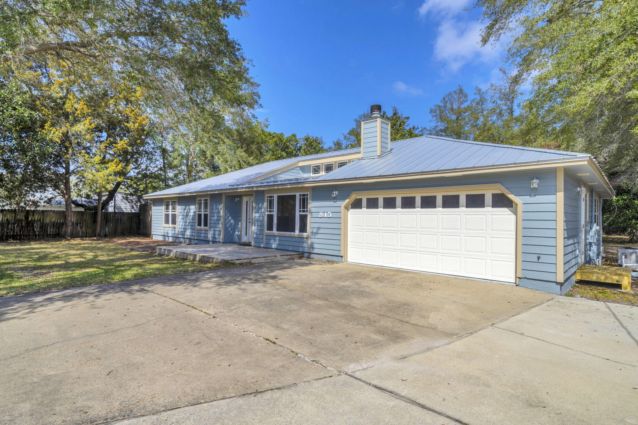 LAKESIDE VILLAS - Residential