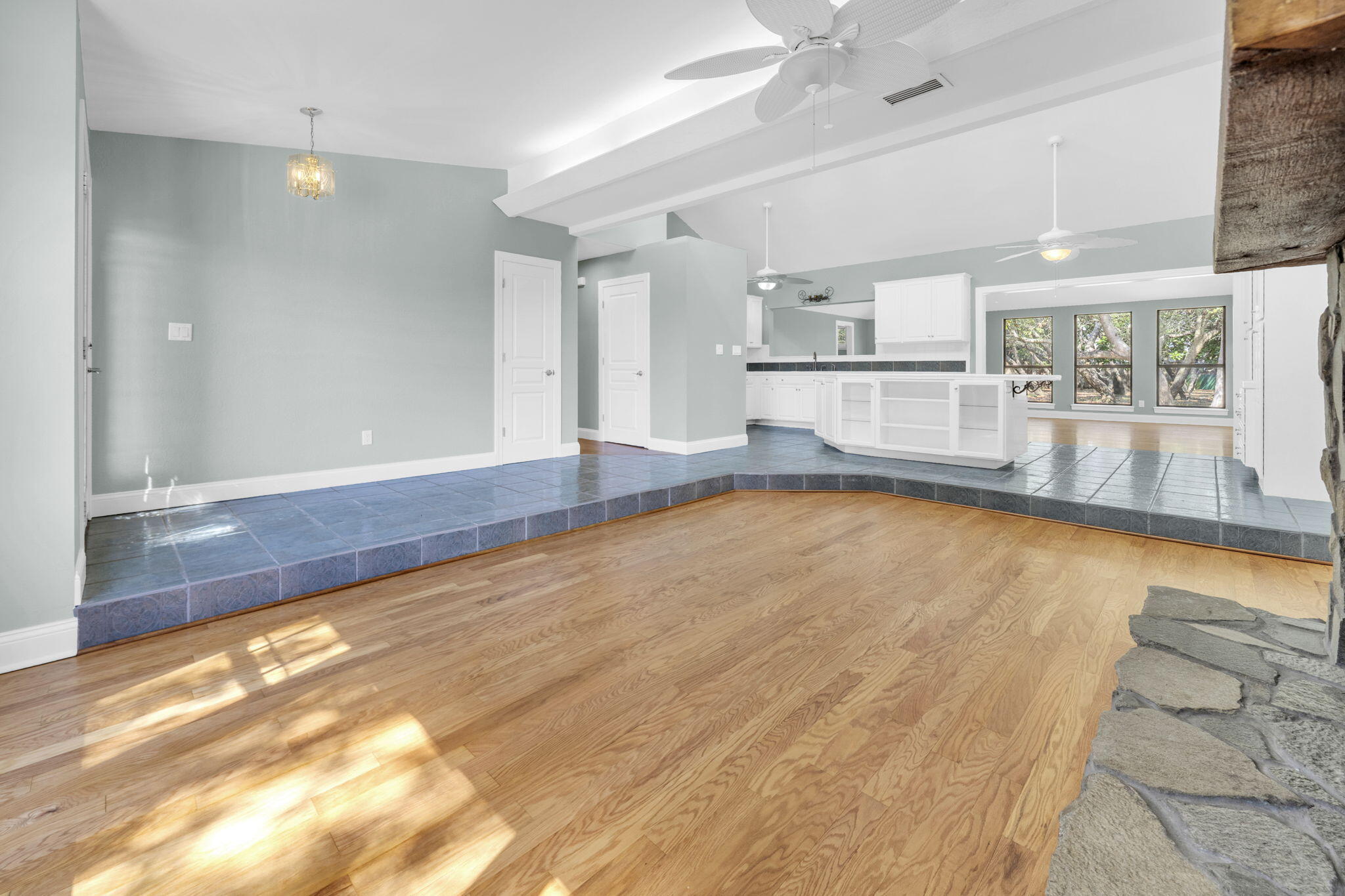 LAKESIDE VILLAS - Residential