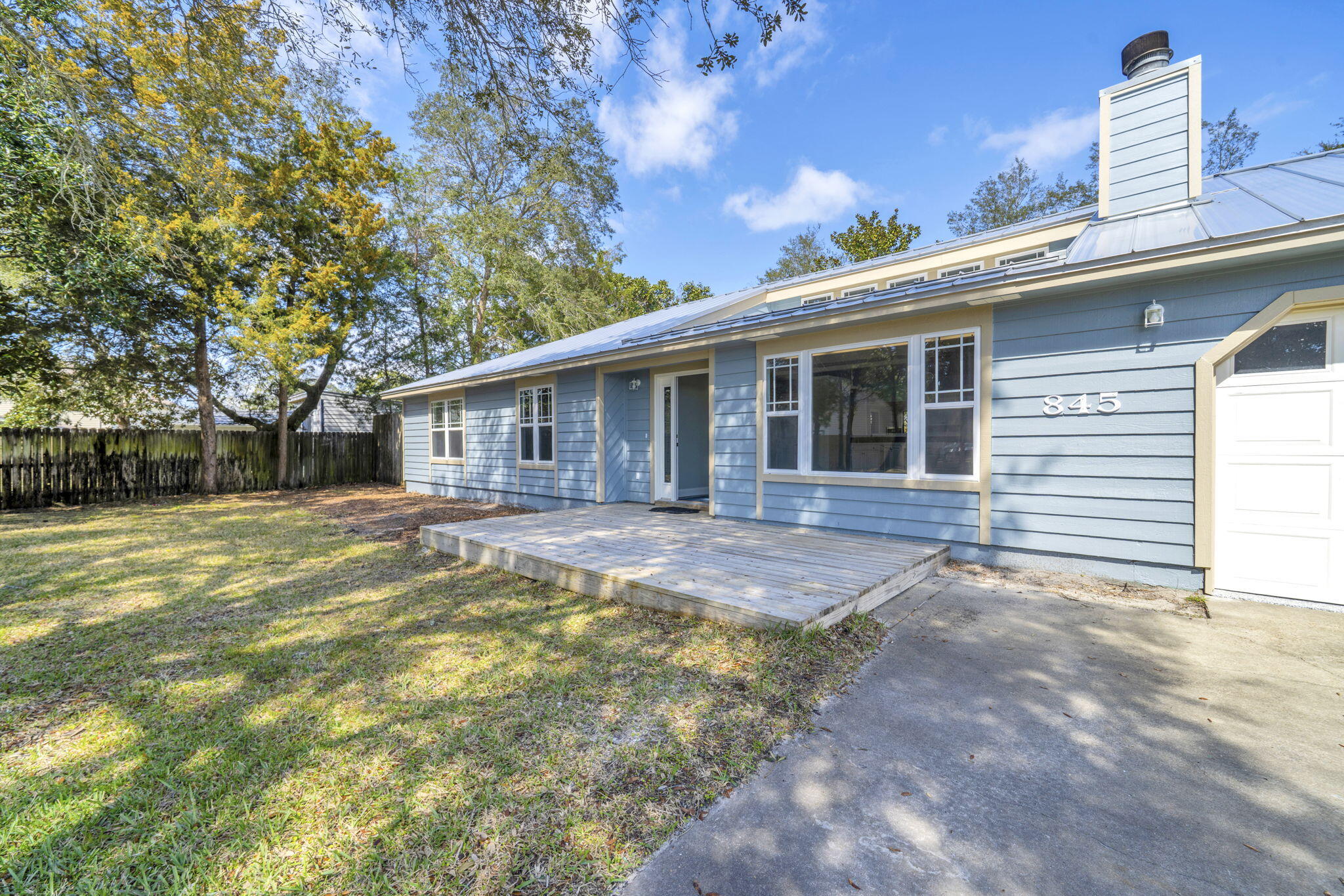 LAKESIDE VILLAS - Residential