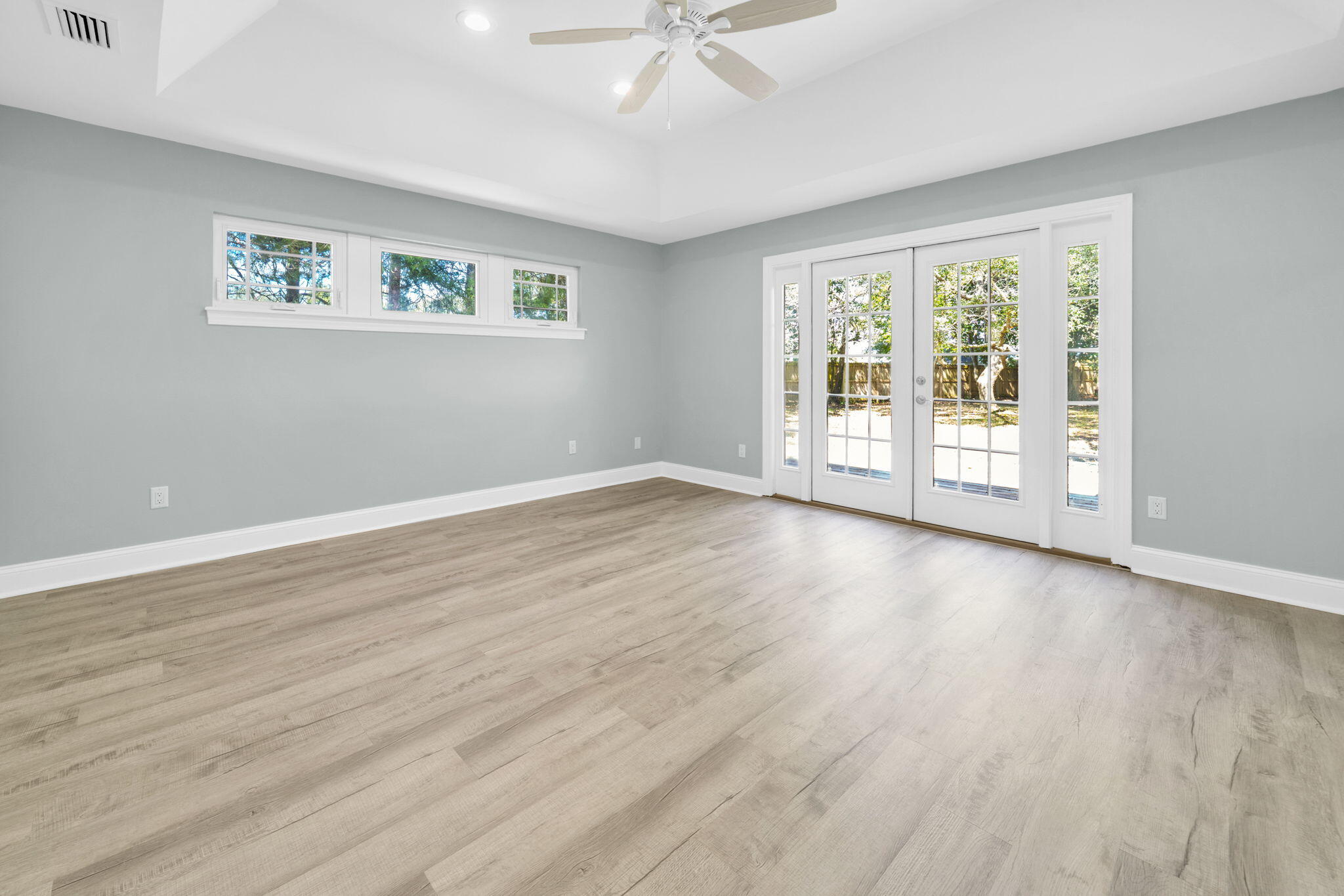 LAKESIDE VILLAS - Residential