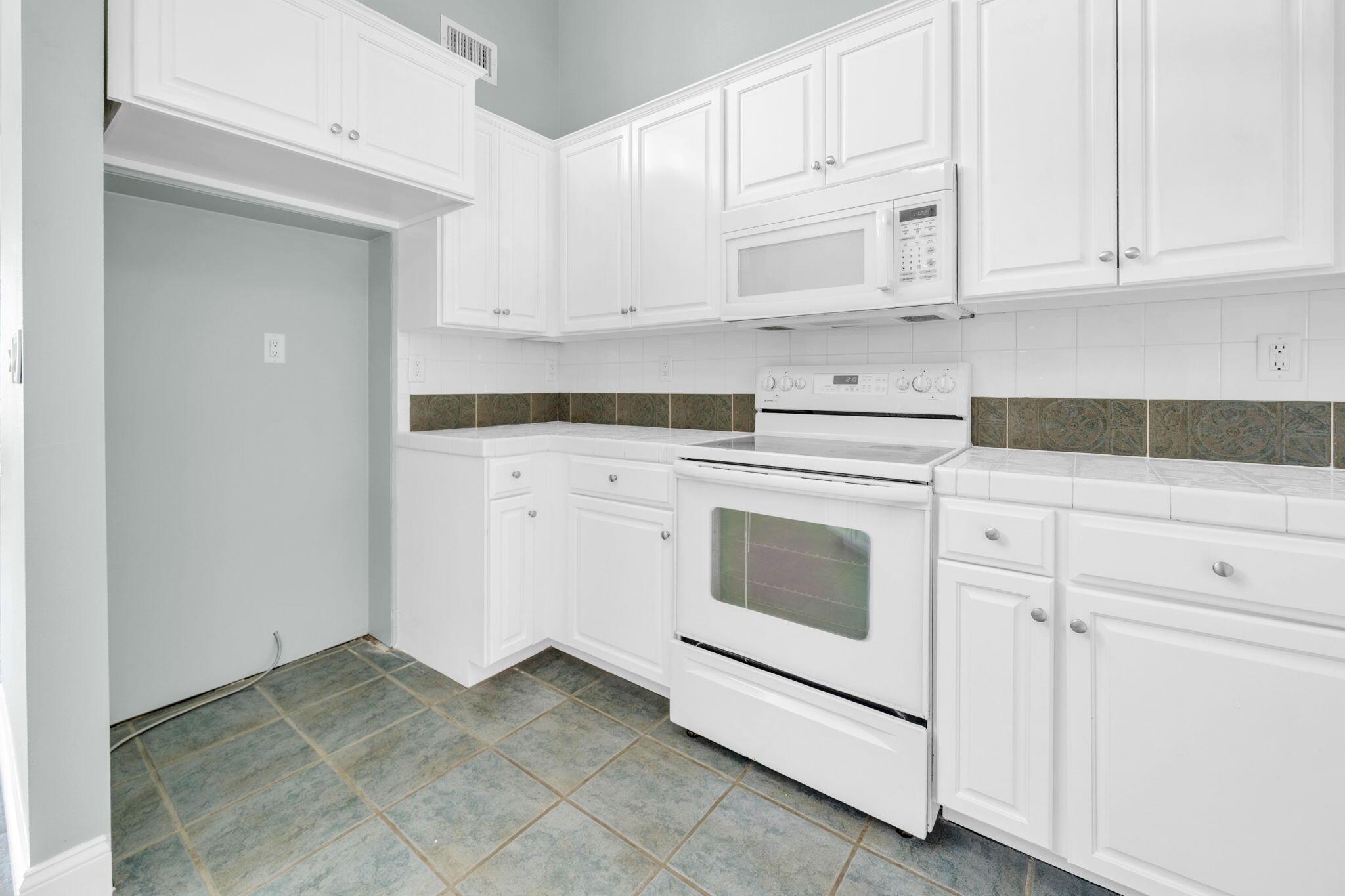 LAKESIDE VILLAS - Residential