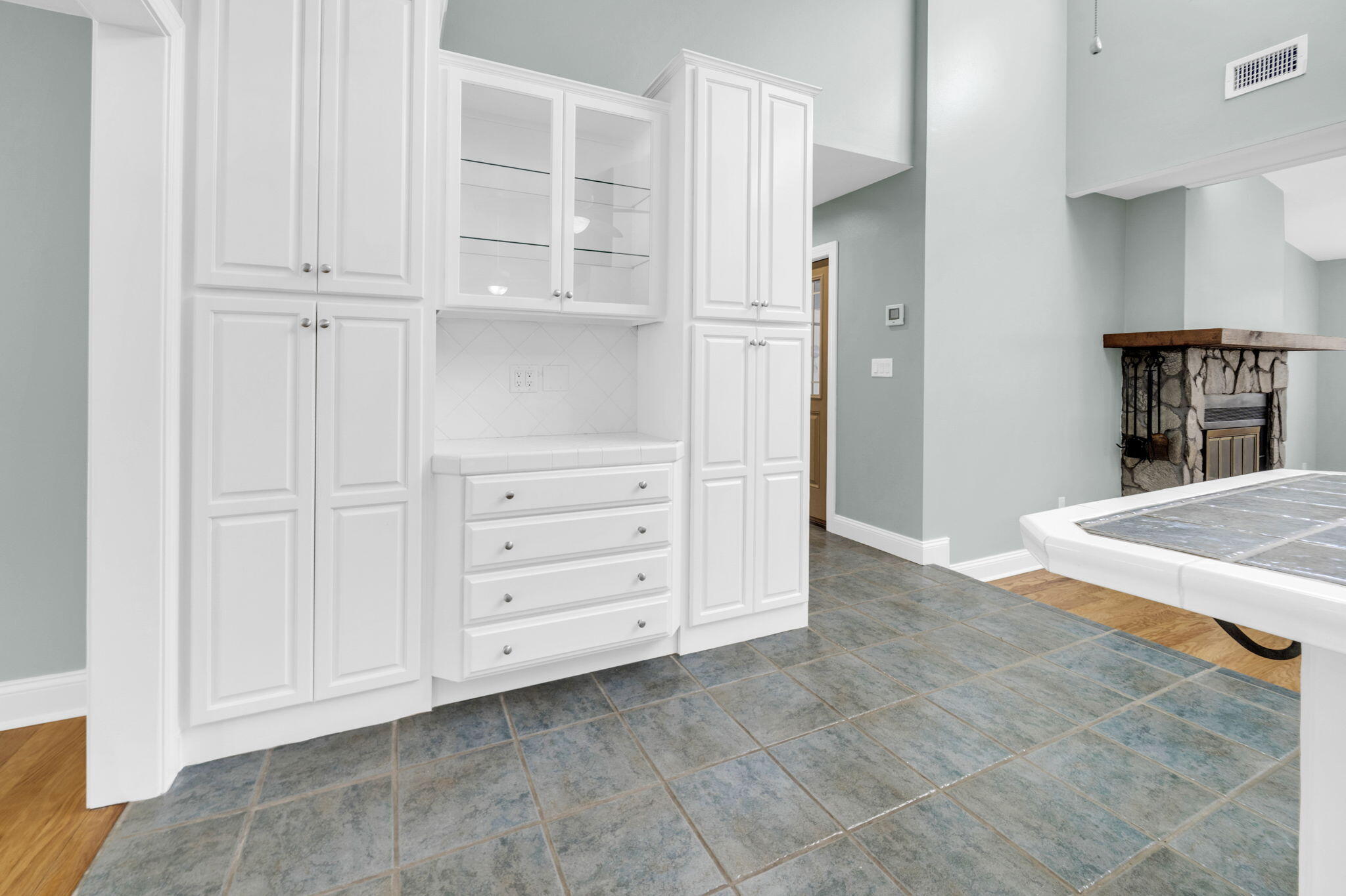 LAKESIDE VILLAS - Residential