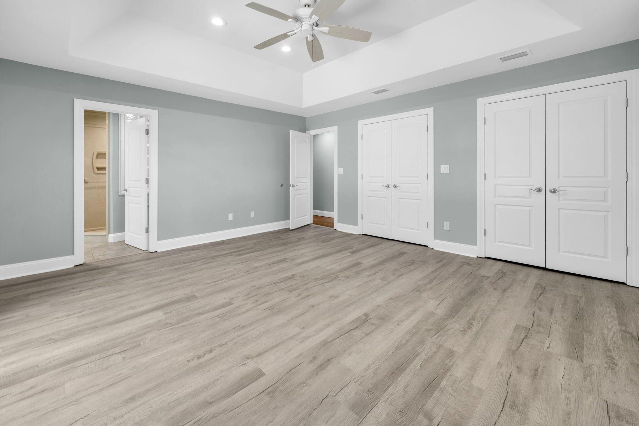 LAKESIDE VILLAS - Residential