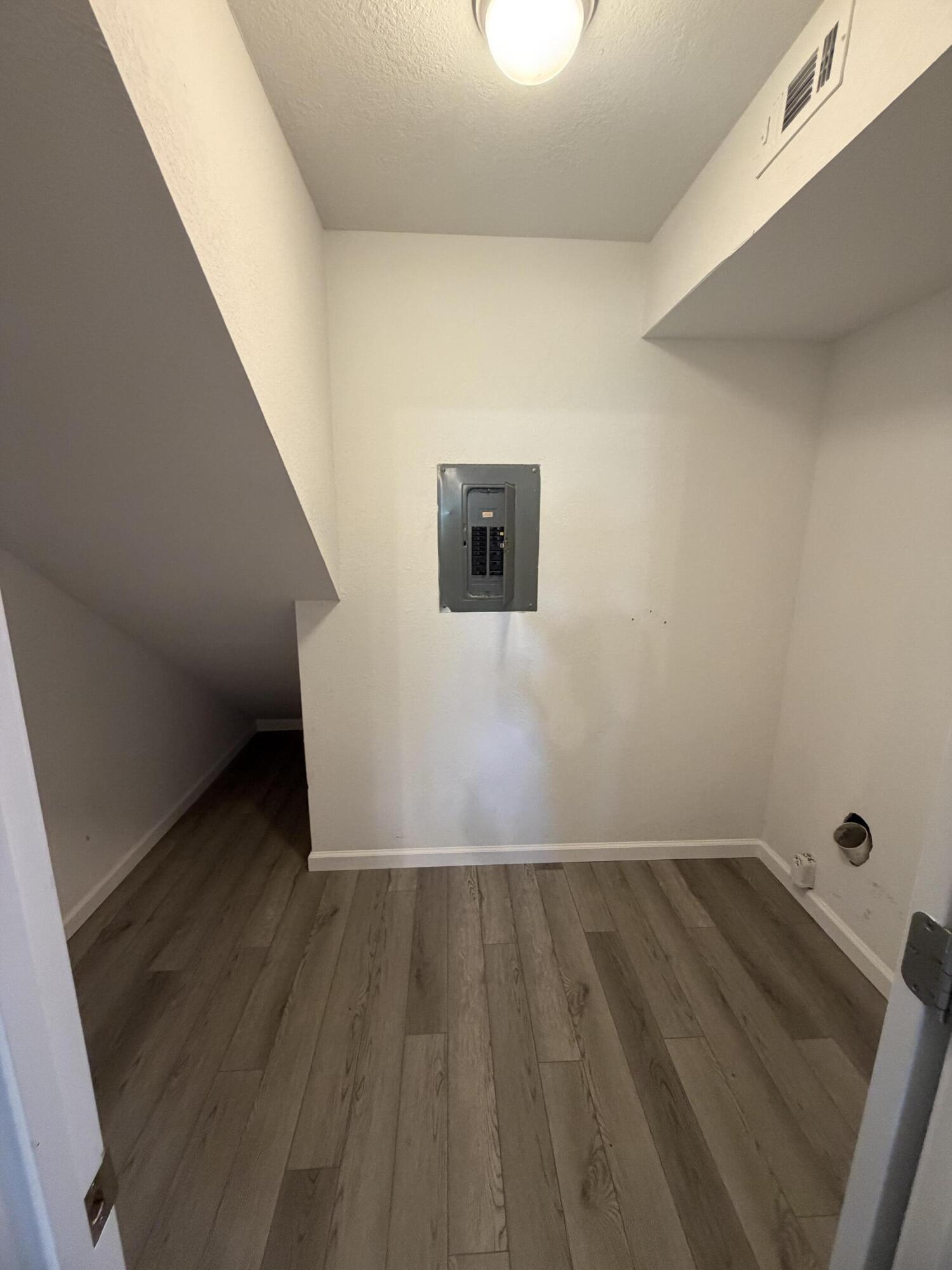 HAMPTONS TOWNHOMES THE - Residential Lease