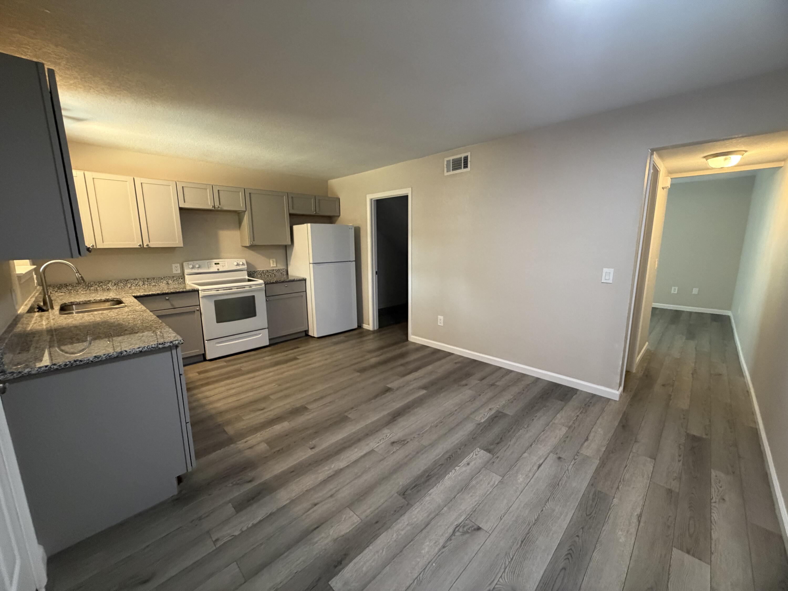 HAMPTONS TOWNHOMES THE - Residential Lease