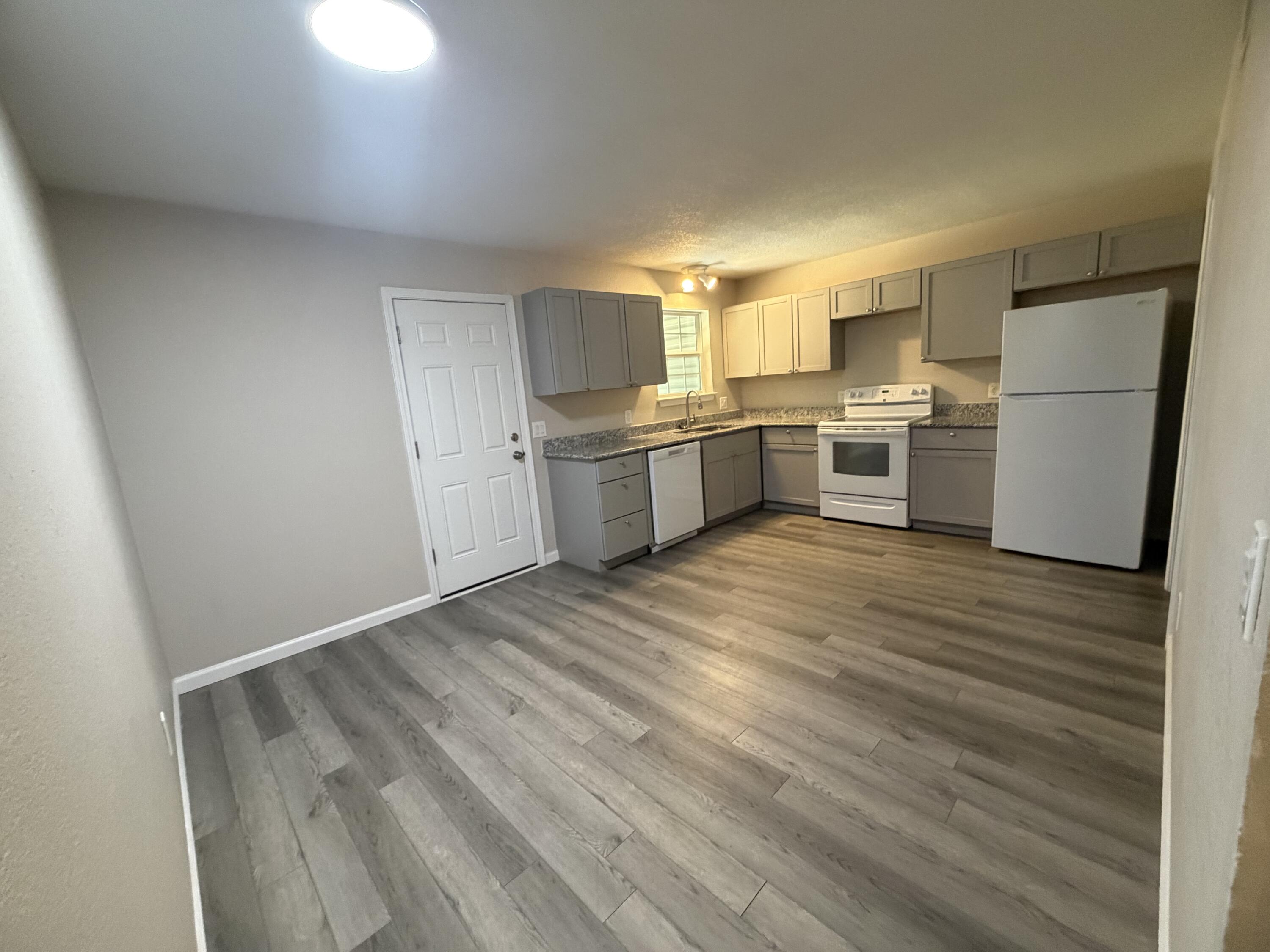 HAMPTONS TOWNHOMES THE - Residential Lease