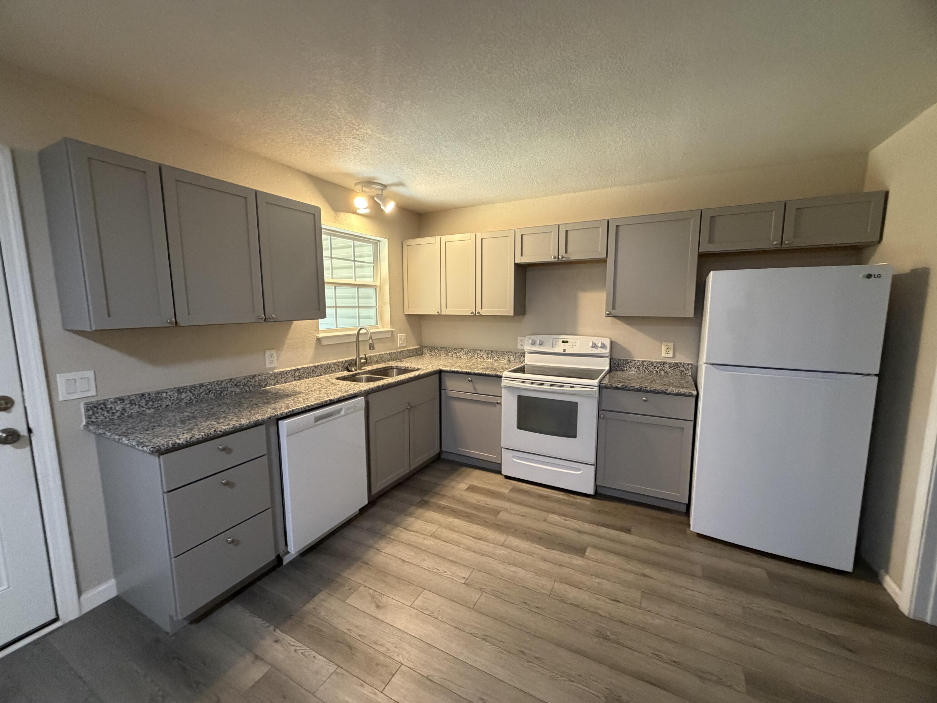 HAMPTONS TOWNHOMES THE - Residential Lease