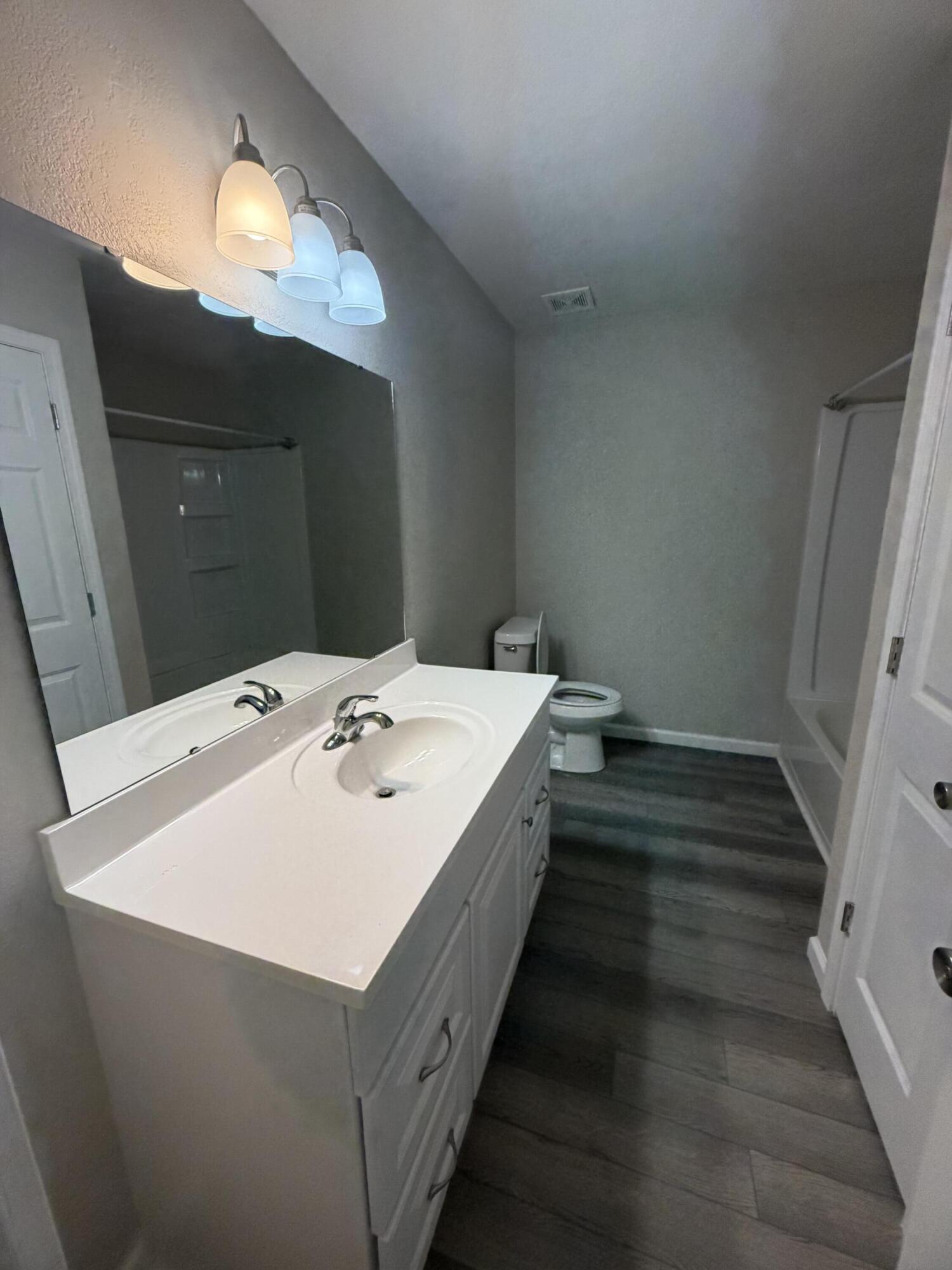 HAMPTONS TOWNHOMES THE - Residential Lease