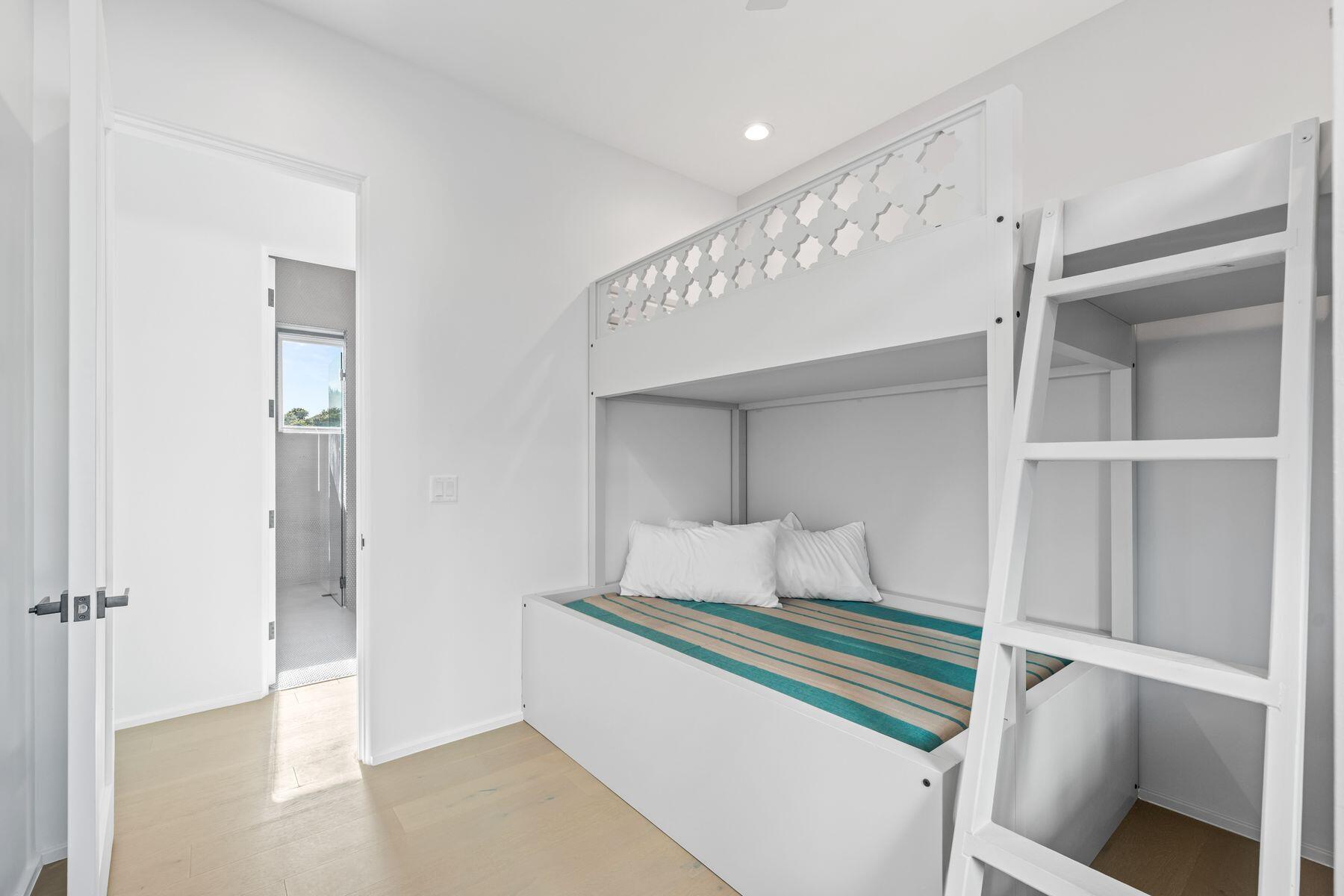 MALA BEACH - Residential