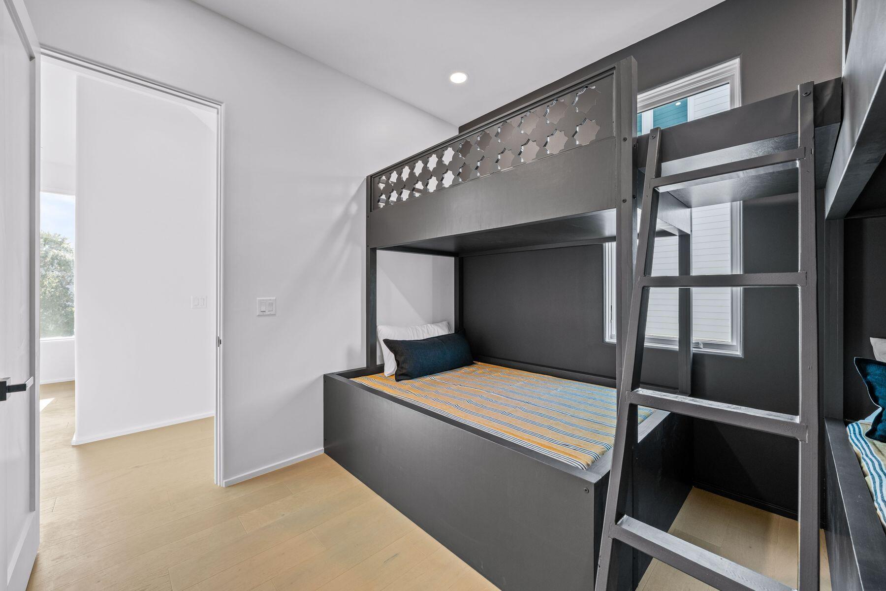 MALA BEACH - Residential
