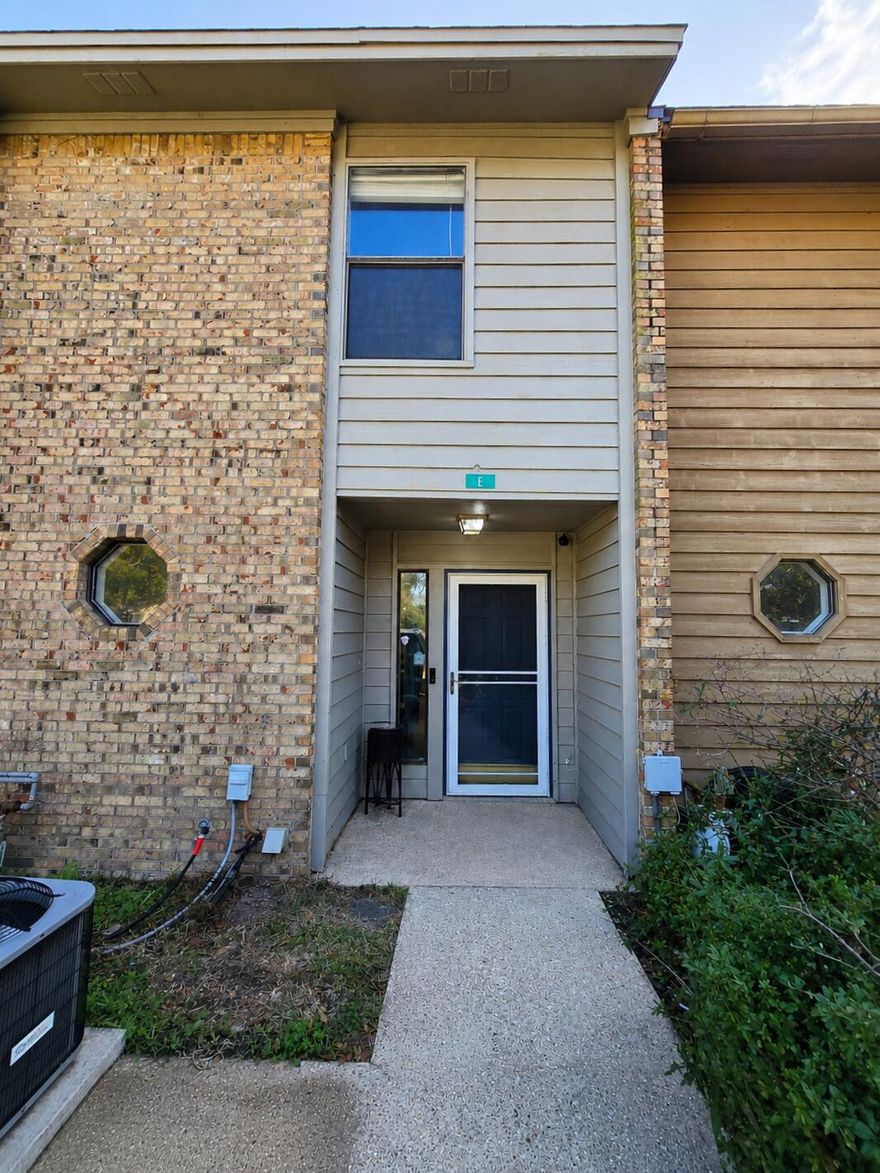 Townhome with fully remodeled Kitchen with quartz countertops, hands free faucet,  stainless steel appliances, and breakfast bar strategically located in a quiet neighborhood with No HOA!!!
This 2 bedroom, 1.5 bath townhome offers 1,175 sq ft of comfortable living and strong potential as either a primary residence or rental property. Enjoy the flexibility of no HOA and a functional layout that suits a variety of lifestyles.
Located just minutes from Eglin AFB, Hurlburt Field, Publix, schools, Downtown Fort Walton Beach, restaurants, shopping, entertainment, Hwy 98, and the white-sand beaches of the Emerald Coast.
Buyer to verify all information deemed necessary.
