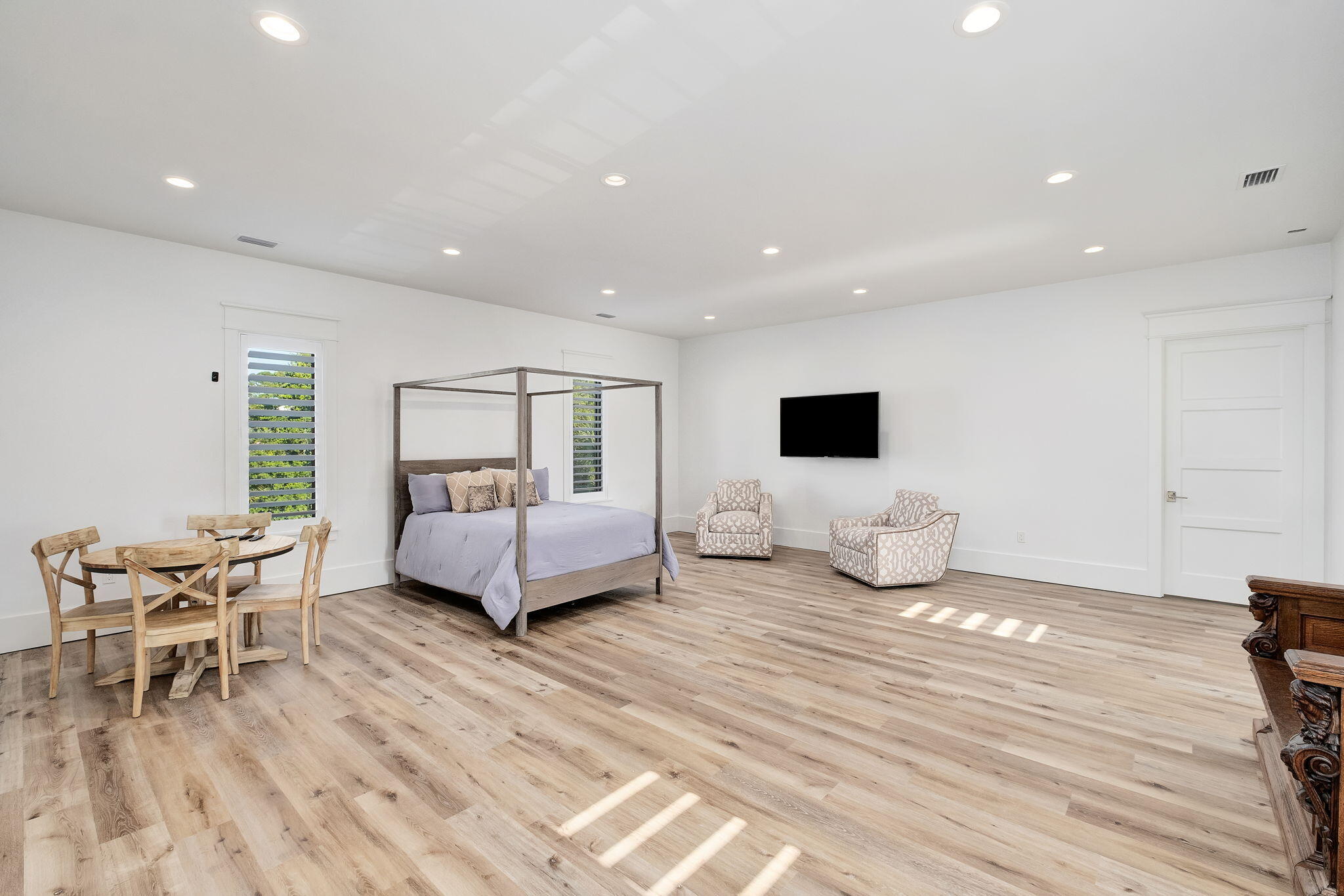 WHISPERING OAKS - Residential