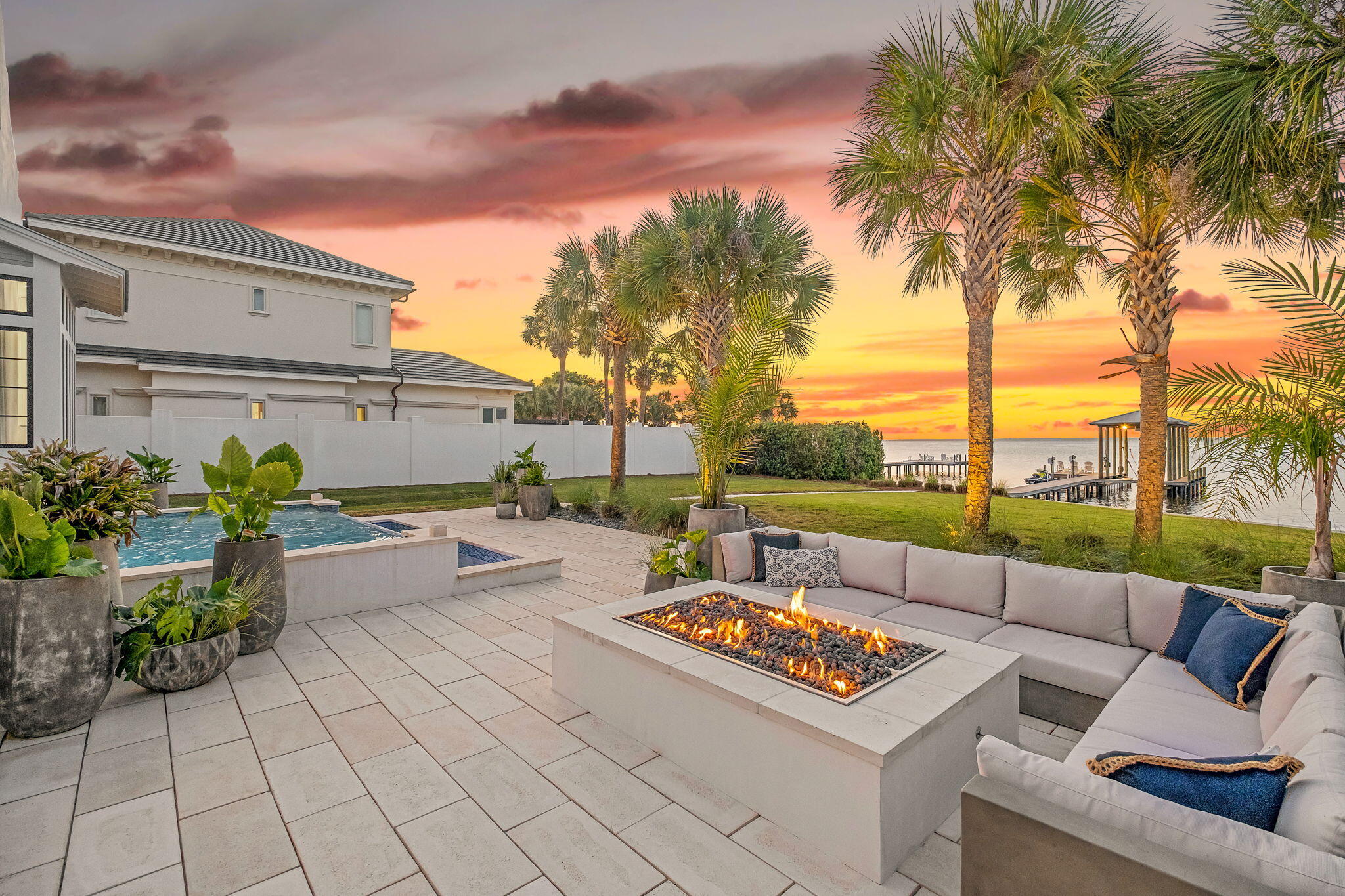 WHISPERING OAKS - Residential