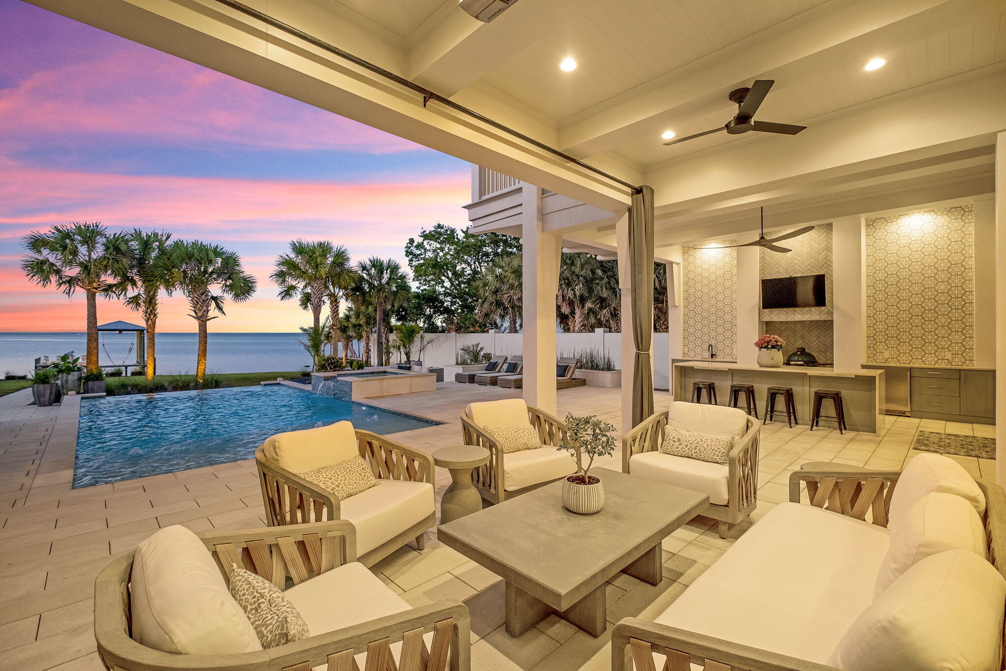 WHISPERING OAKS - Residential