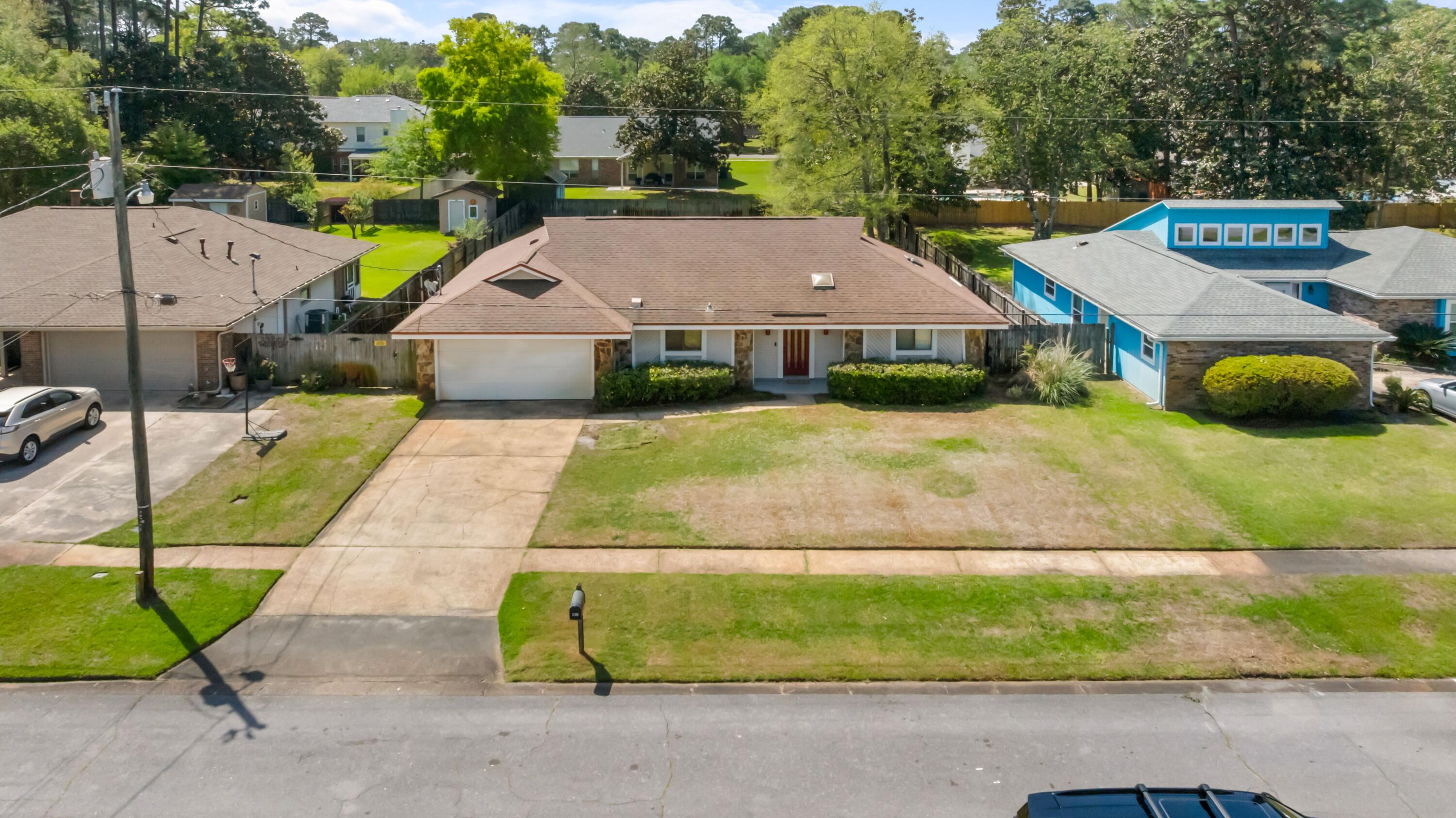 PINEWOOD ESTATES UNIT 2 LOT 19 BLK F & N25 FT VAC R/W - Residential