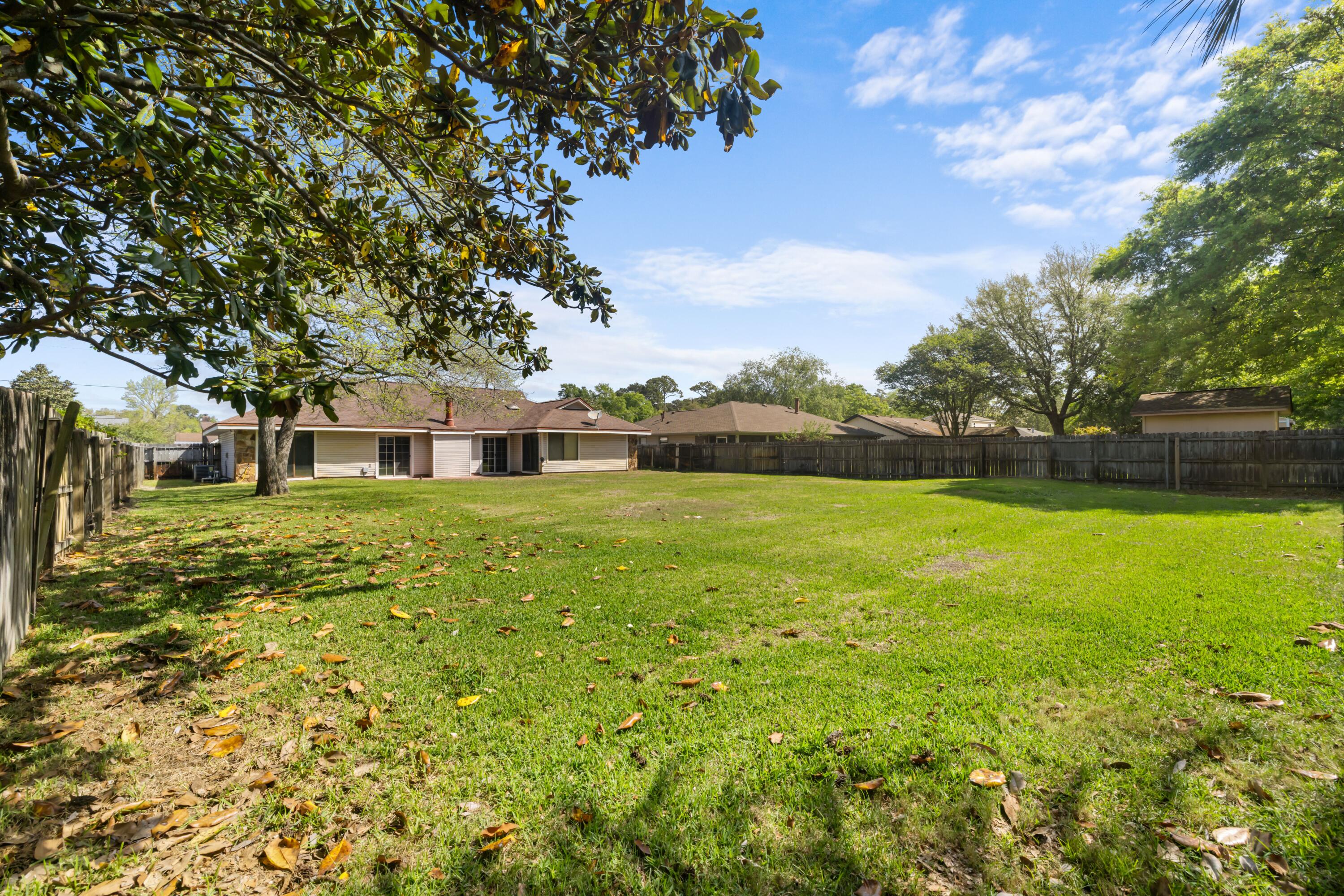 PINEWOOD ESTATES UNIT 2 LOT 19 BLK F & N25 FT VAC R/W - Residential