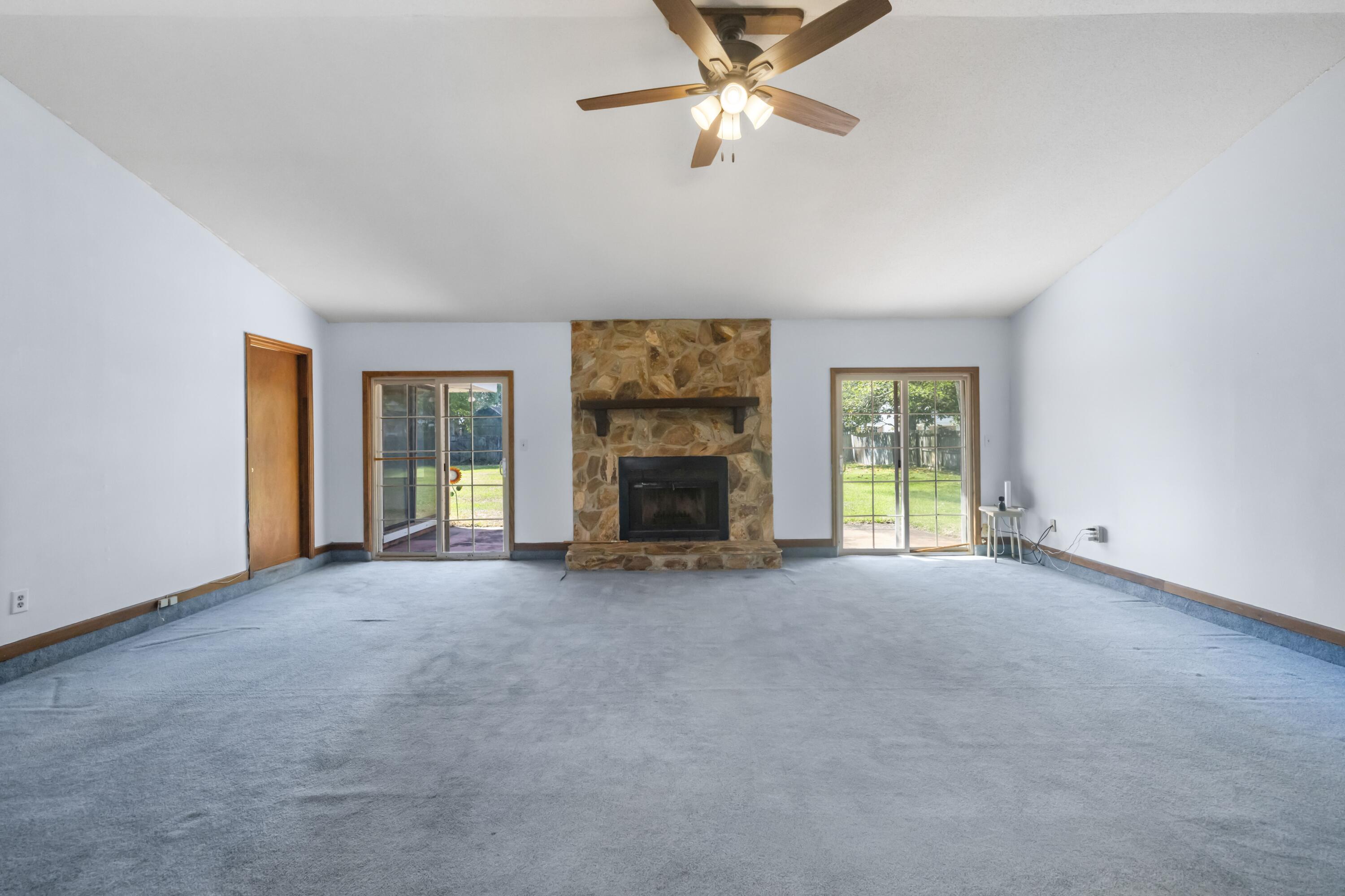 PINEWOOD ESTATES UNIT 2 LOT 19 BLK F & N25 FT VAC R/W - Residential