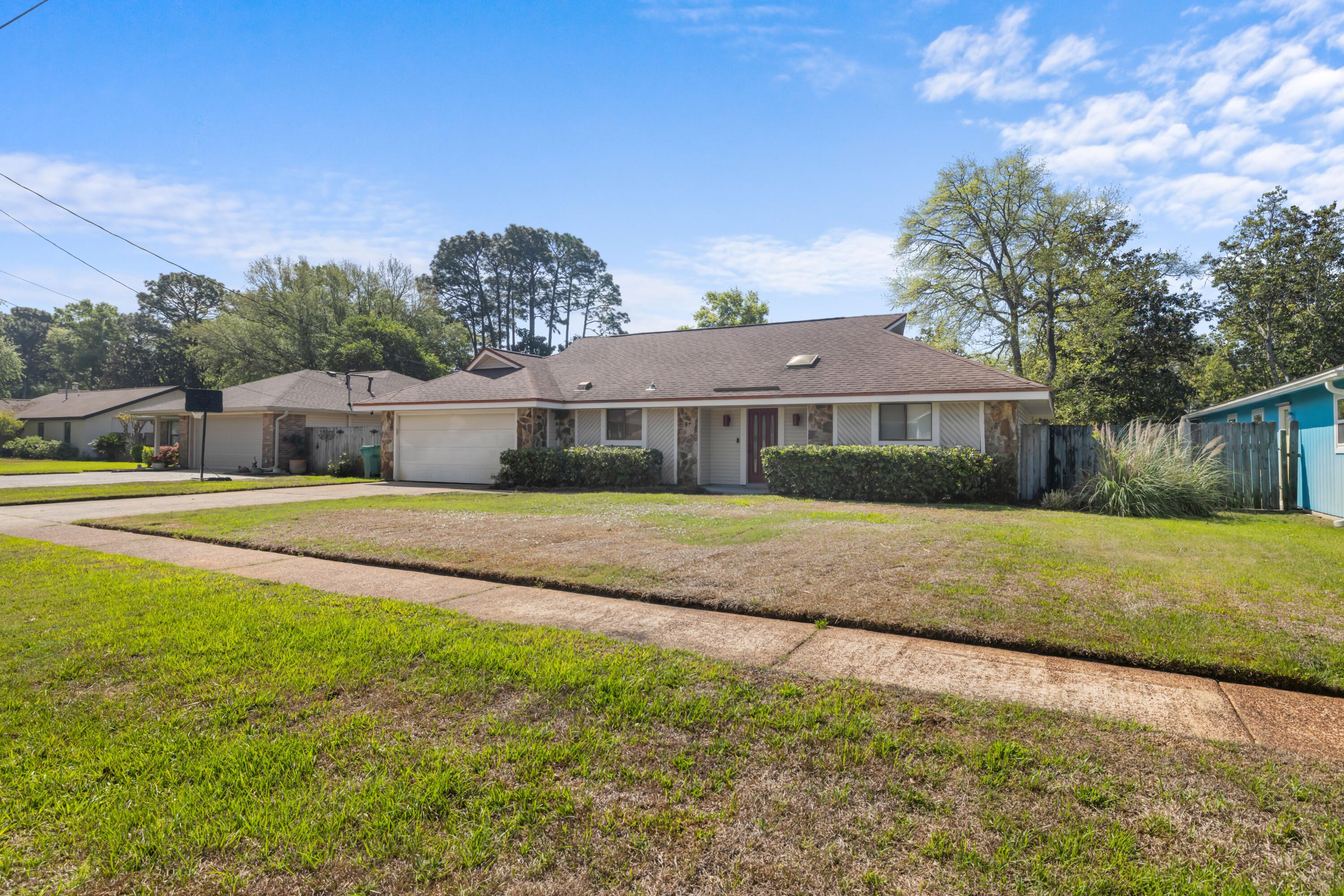 PINEWOOD ESTATES UNIT 2 LOT 19 BLK F & N25 FT VAC R/W - Residential