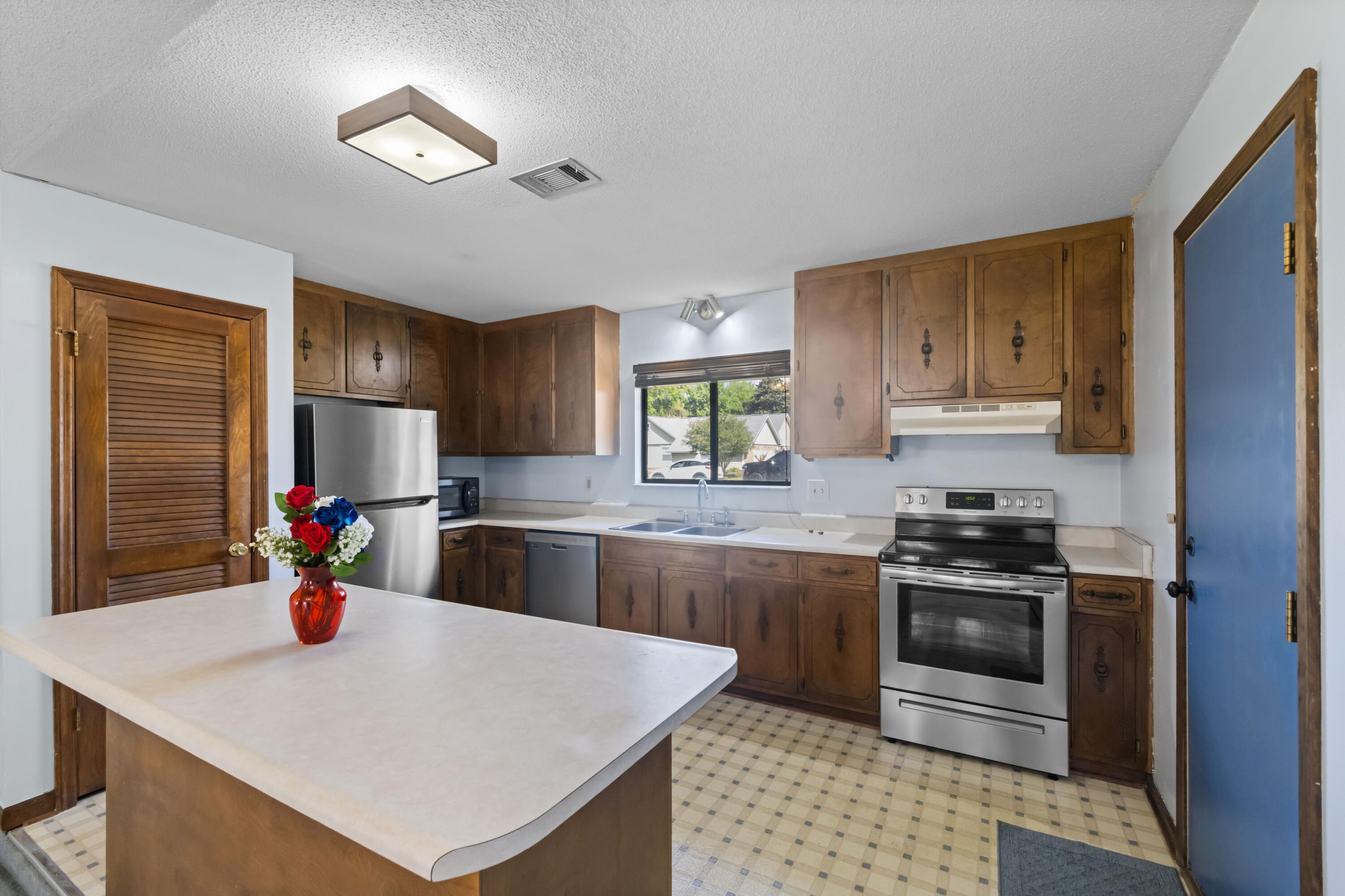 PINEWOOD ESTATES UNIT 2 LOT 19 BLK F & N25 FT VAC R/W - Residential