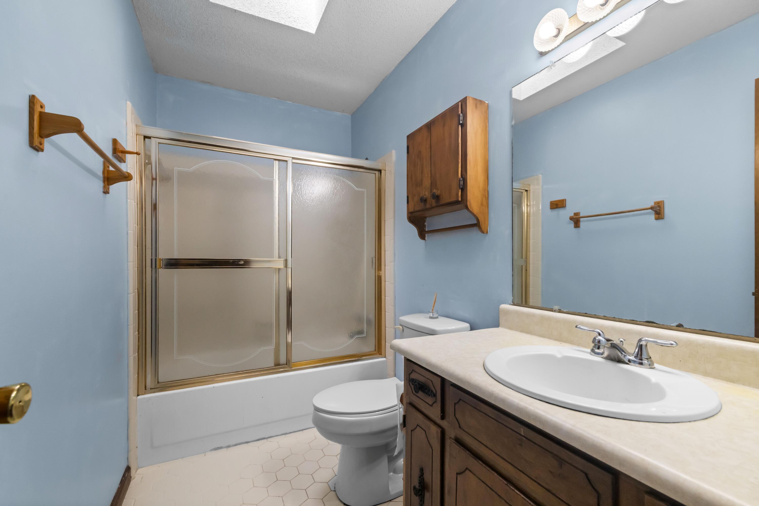 PINEWOOD ESTATES UNIT 2 LOT 19 BLK F & N25 FT VAC R/W - Residential