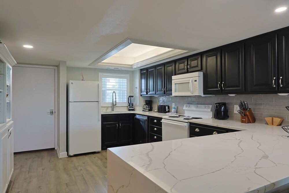 EL MATADOR CONDO - Residential