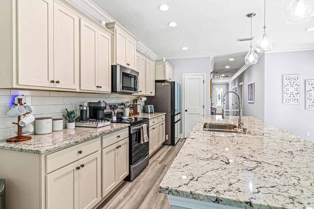 PORT DIXIE COM NW COR LOT 1 E 340FT S 104FT TO POB E 100FT S 66FT W 100FT N 66FT TO POB - Residential