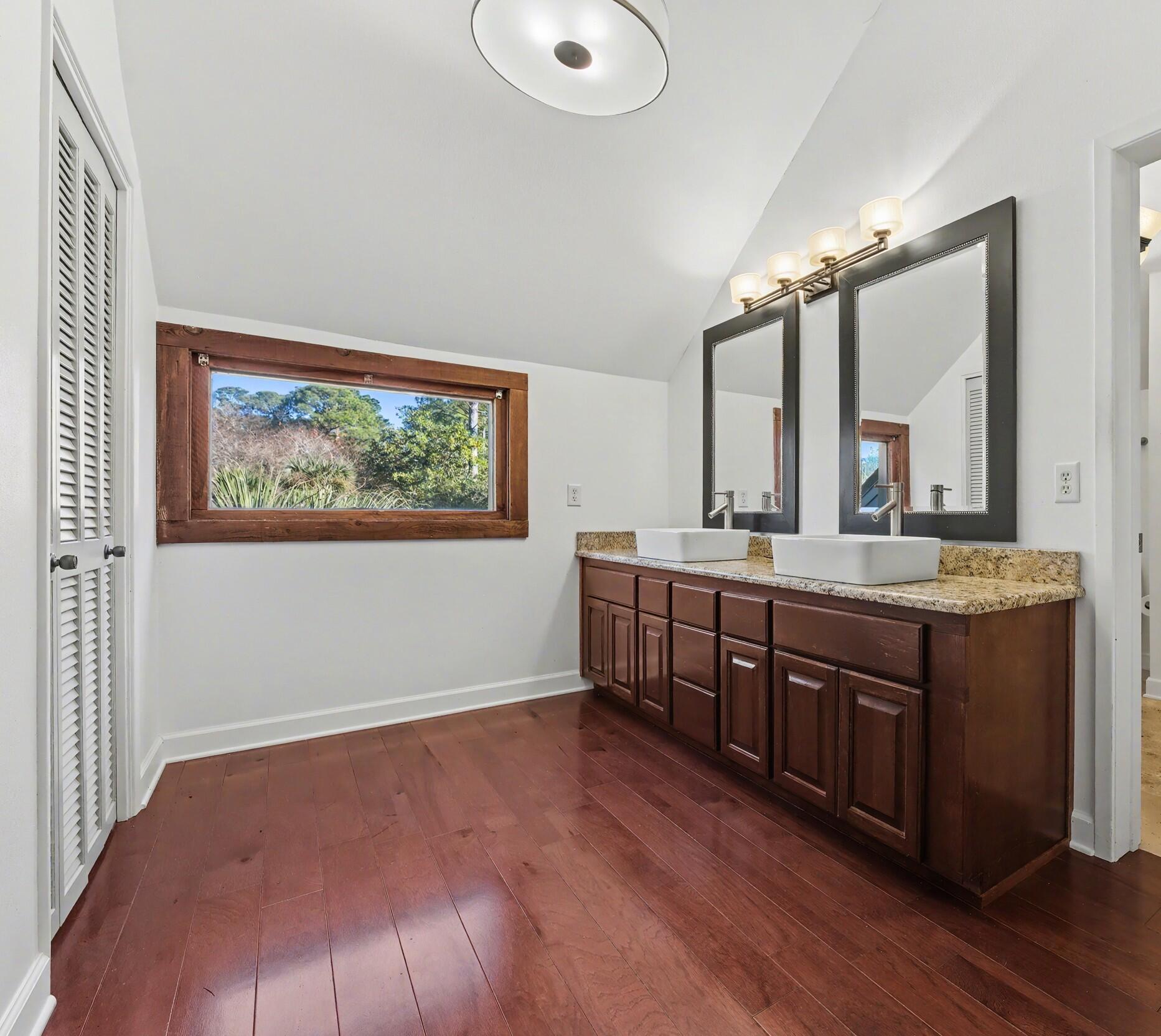 WHISPER BAY - Residential