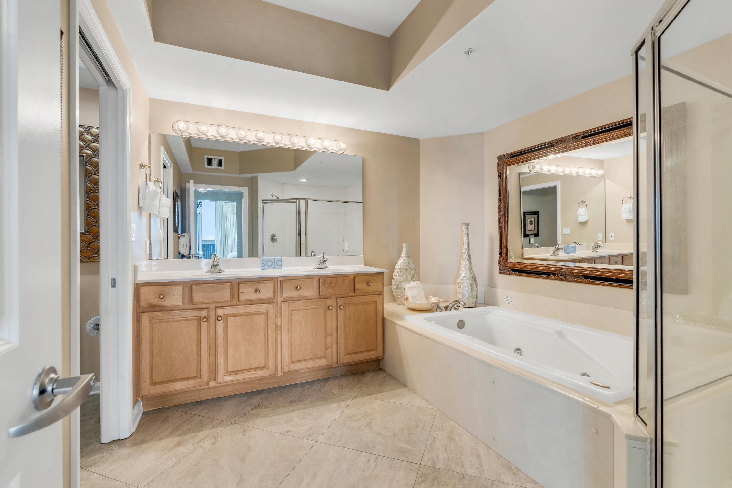 SILVER BEACH TOWERS EAST - Residential