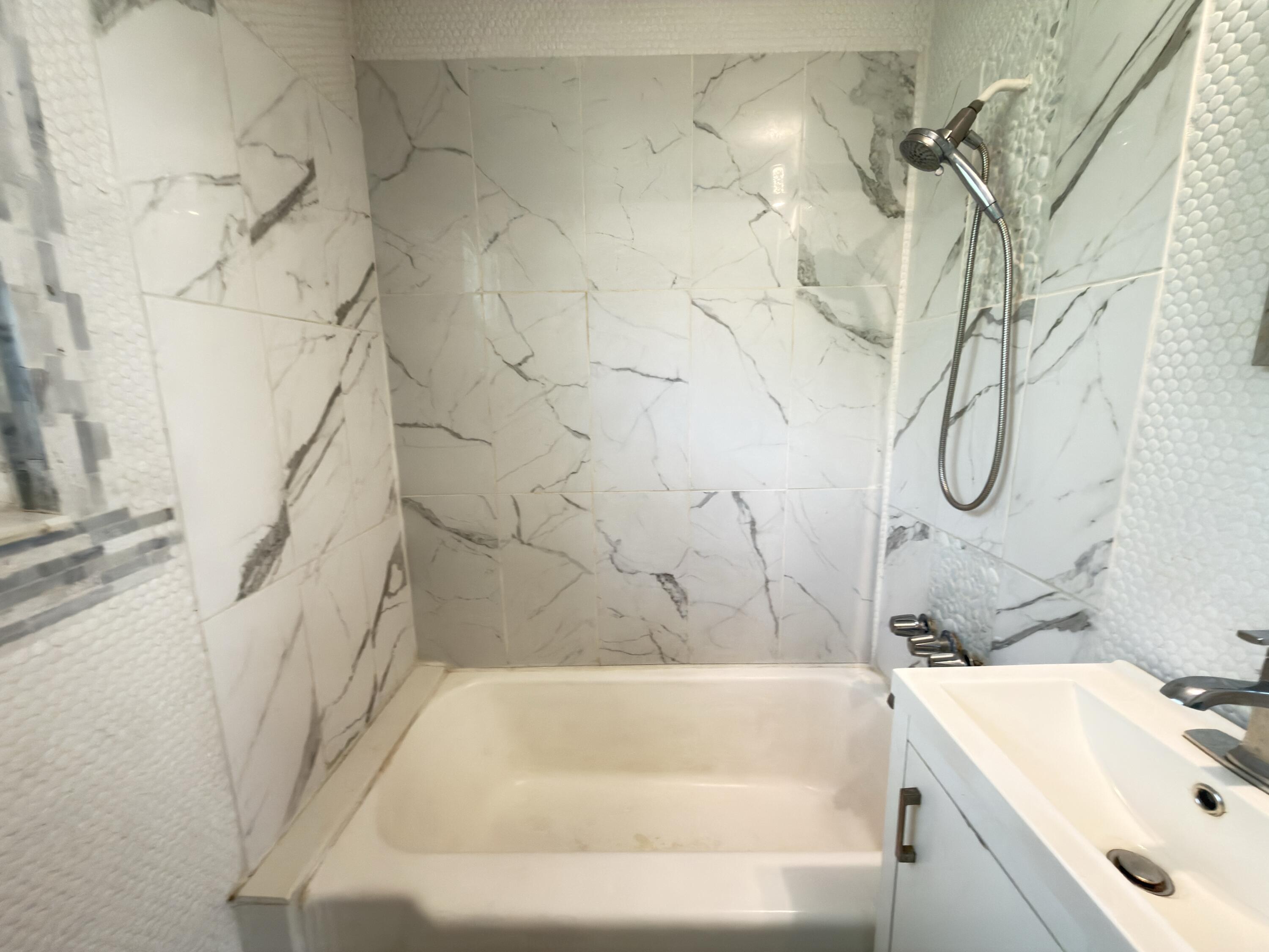 SEABREEZE ADD #3 LOT 2 BLK G - Residential