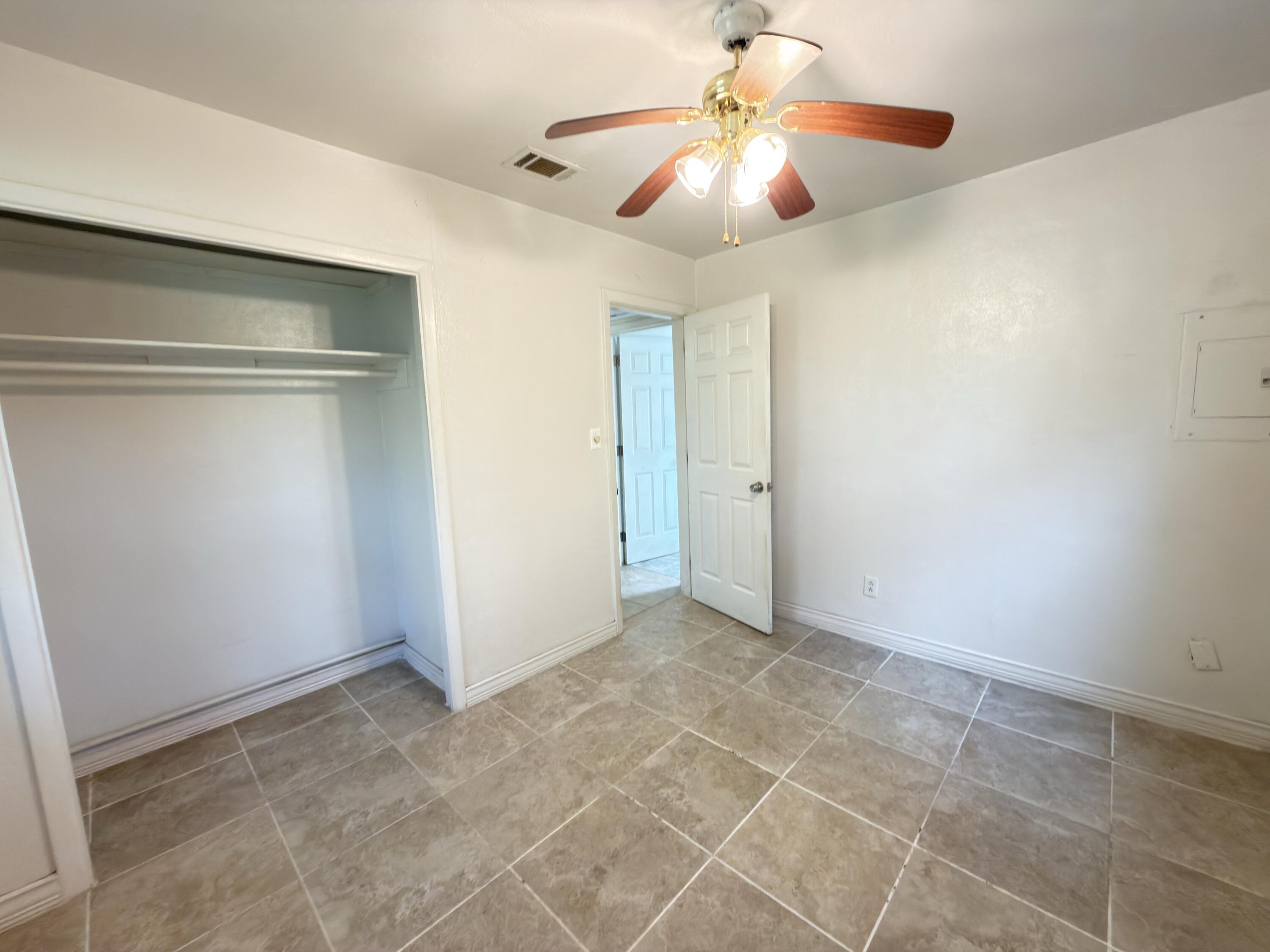 SEABREEZE ADD #3 LOT 2 BLK G - Residential