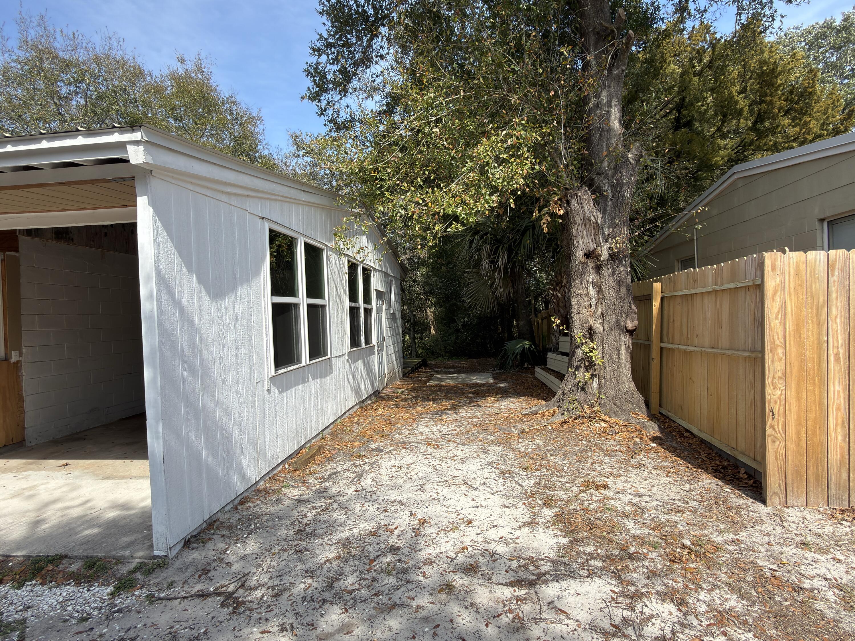 SEABREEZE ADD #3 LOT 2 BLK G - Residential