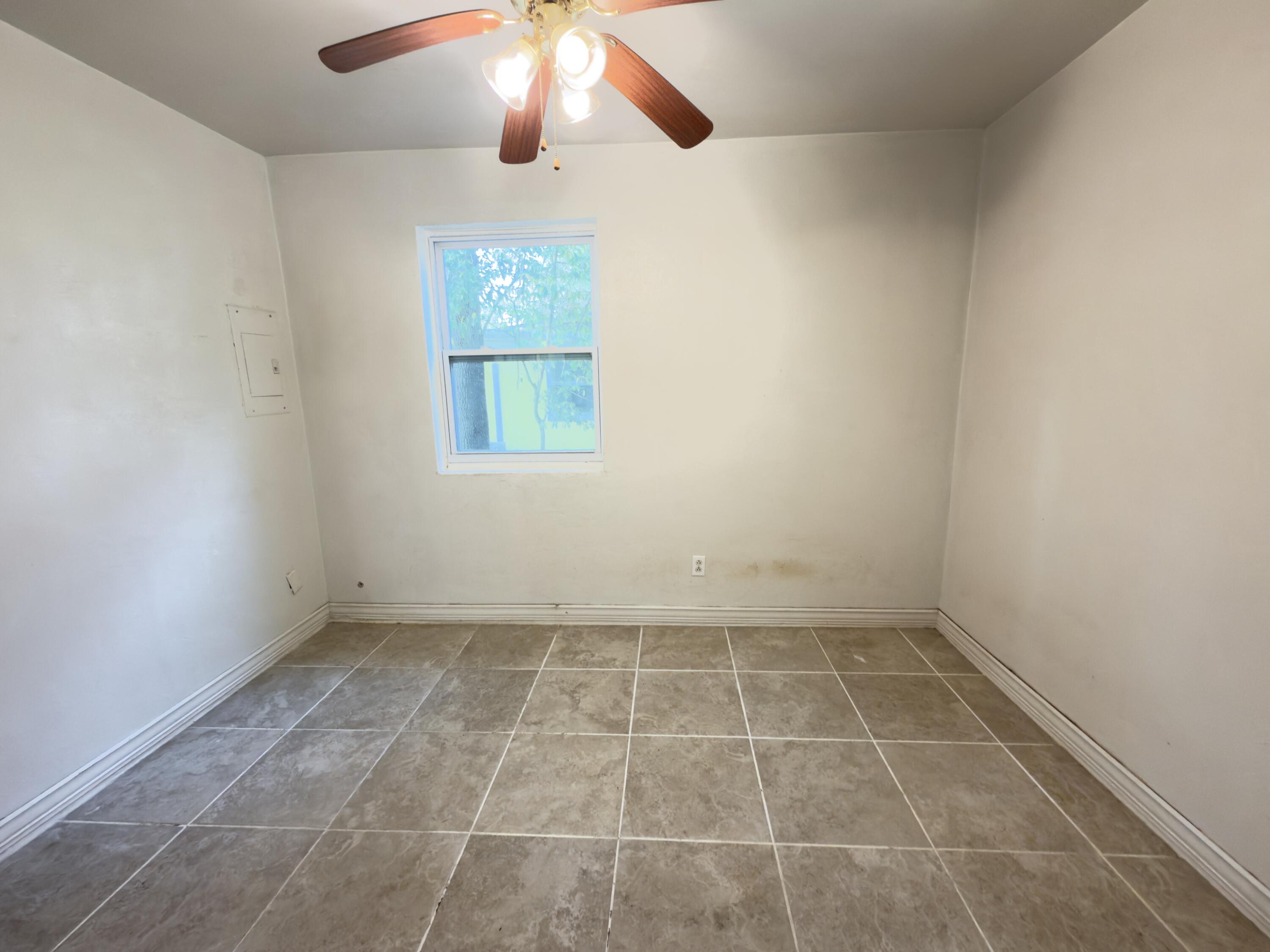 SEABREEZE ADD #3 LOT 2 BLK G - Residential