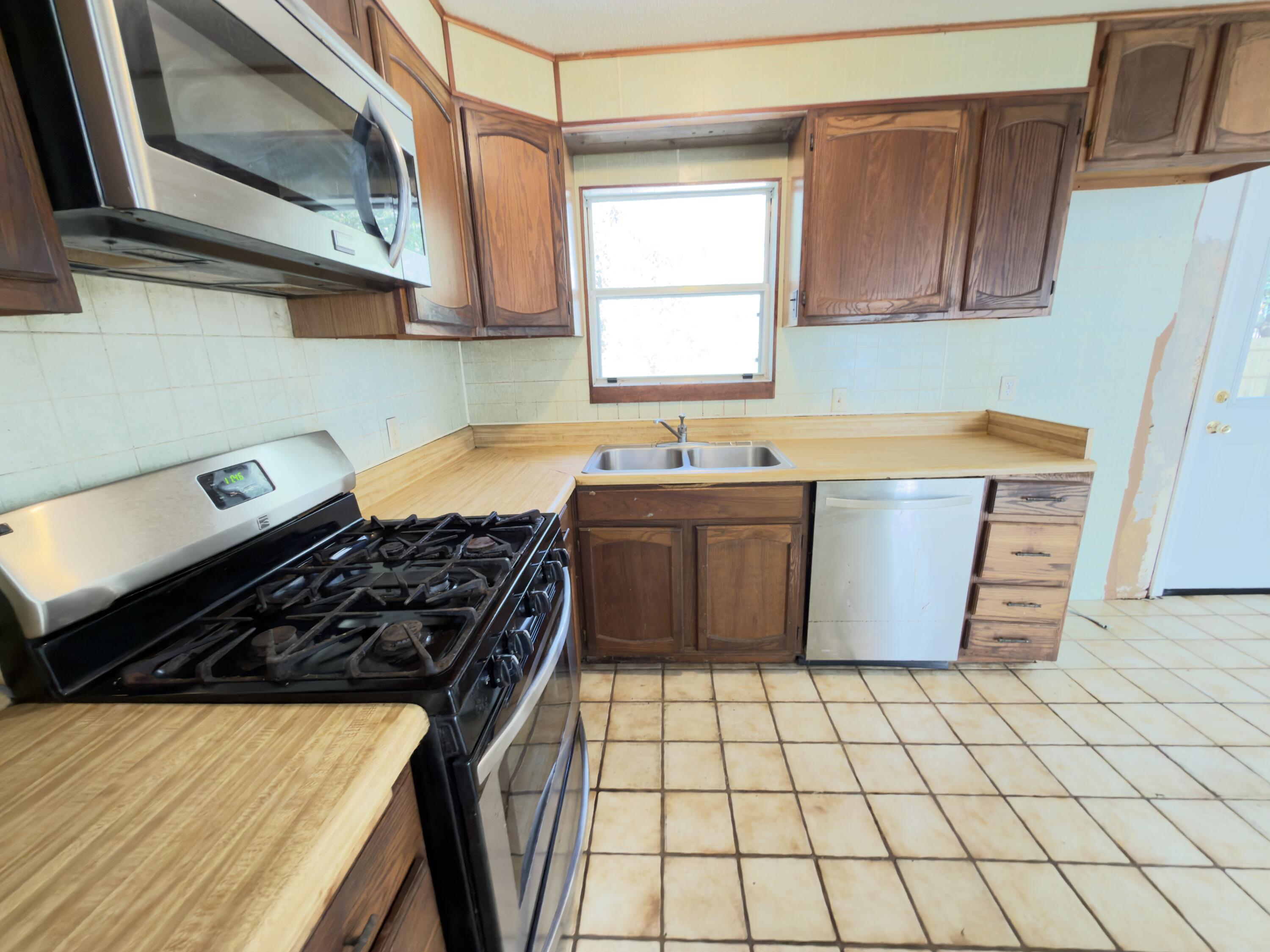 SEABREEZE ADD #3 LOT 2 BLK G - Residential