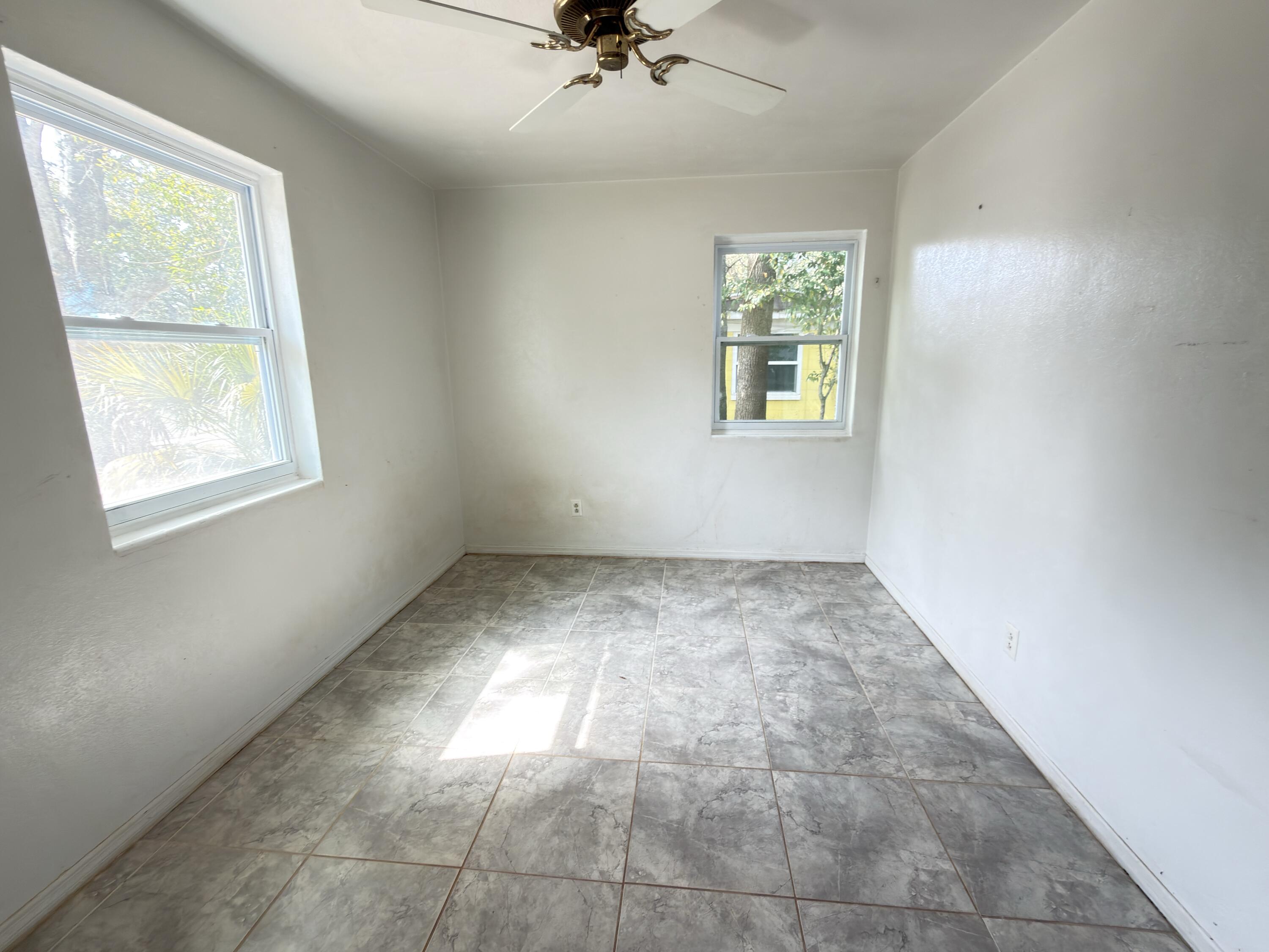 SEABREEZE ADD #3 LOT 2 BLK G - Residential