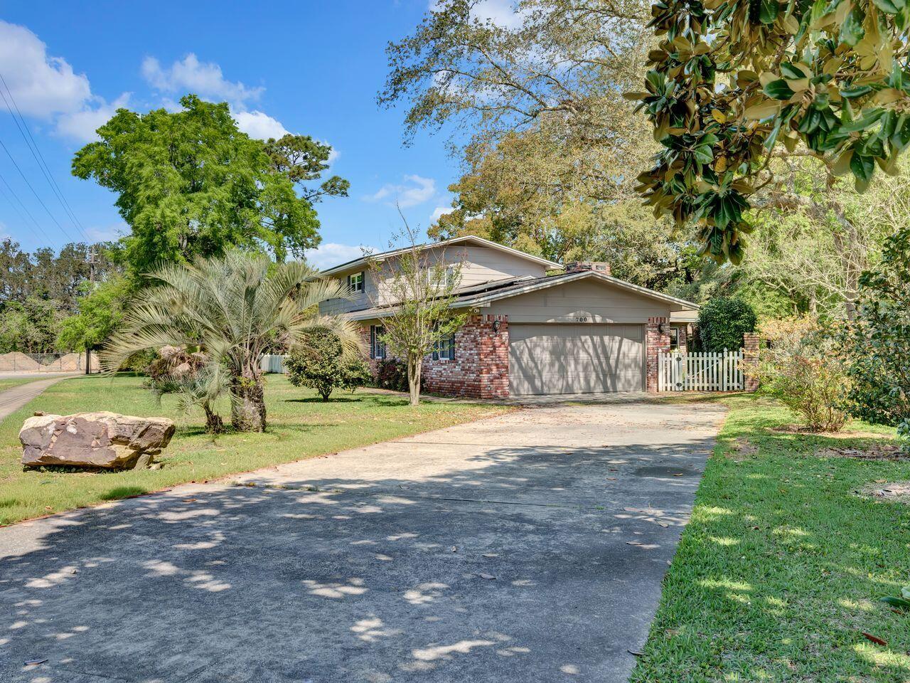 COUNTRY CLUB ESTATES, KENWOOD - Residential