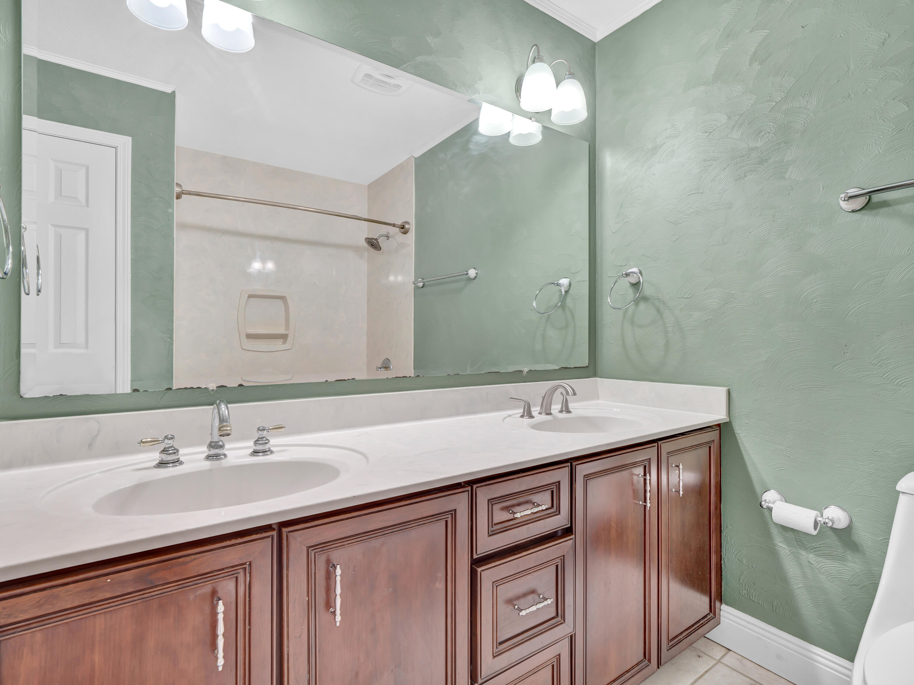 COUNTRY CLUB ESTATES, KENWOOD - Residential