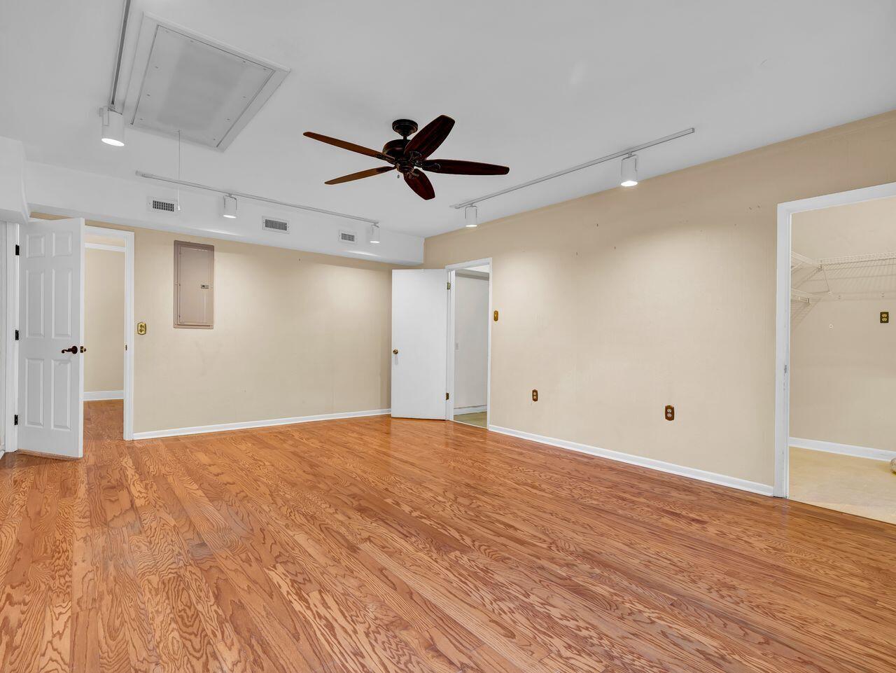 COUNTRY CLUB ESTATES, KENWOOD - Residential