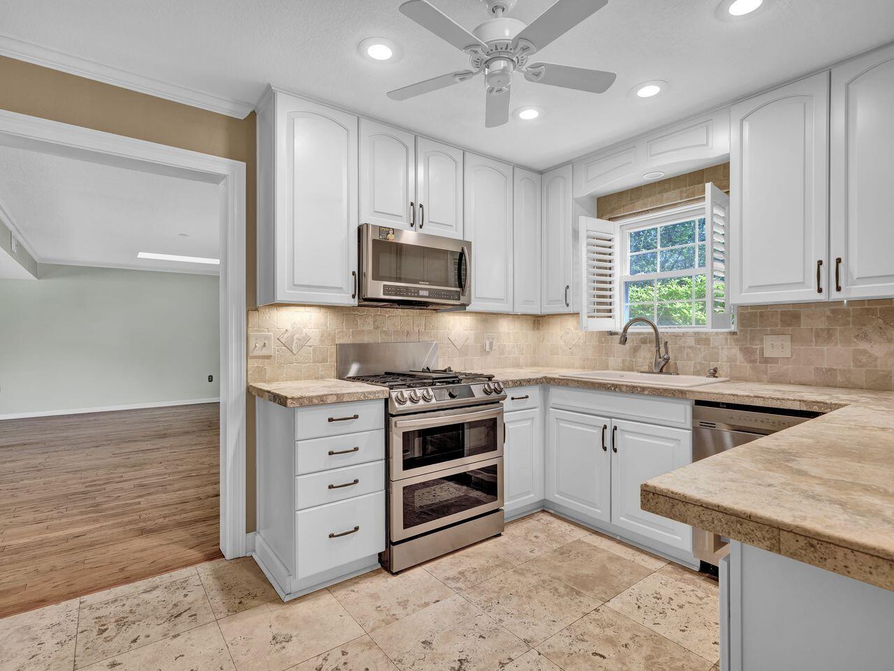 COUNTRY CLUB ESTATES, KENWOOD - Residential