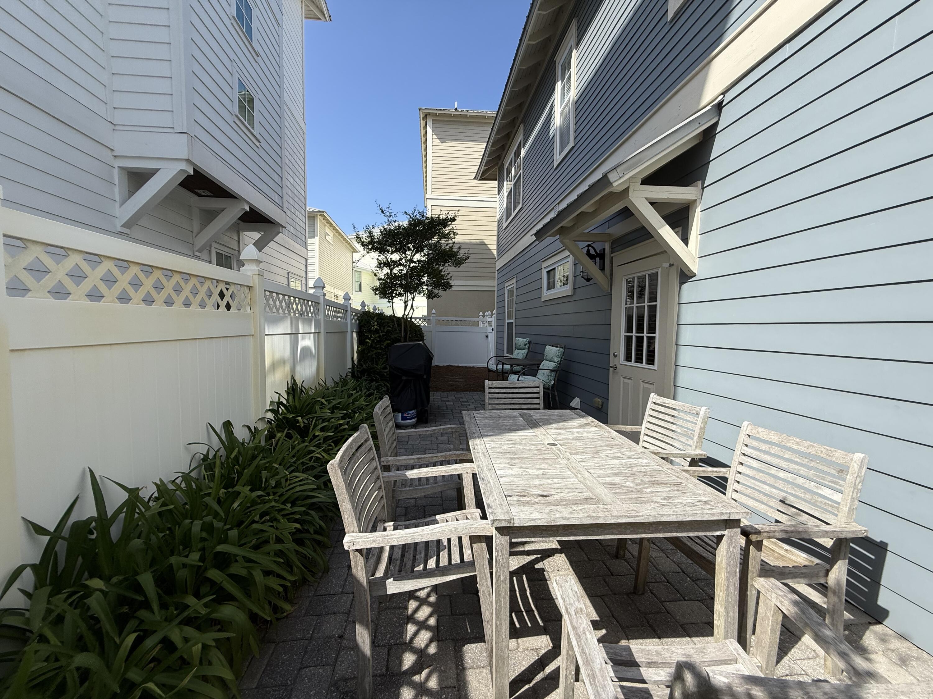 EMERALD WATERS VILLAGE - Residential