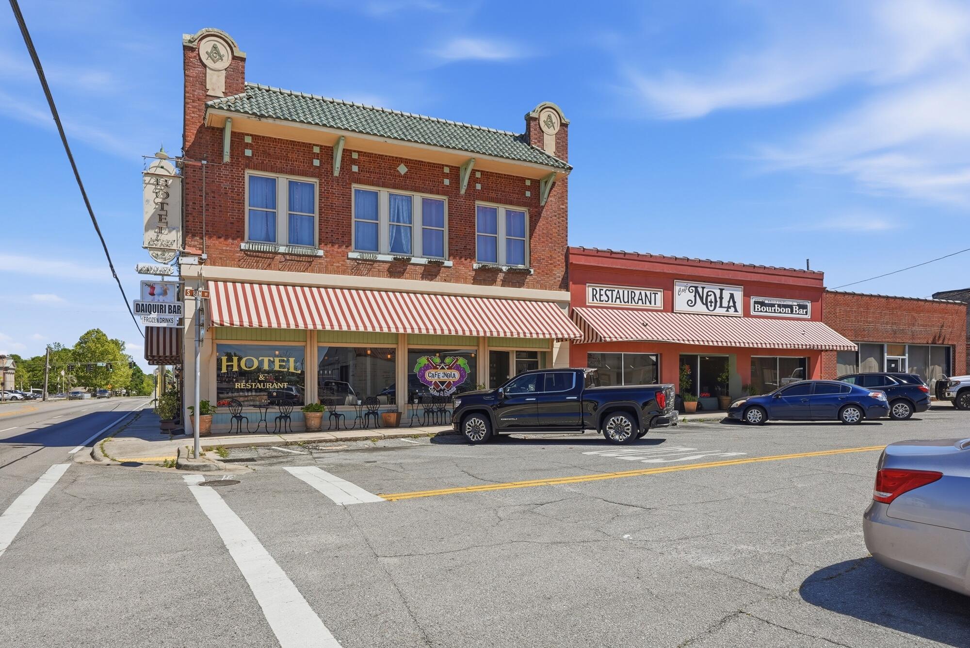 Main image without alt text