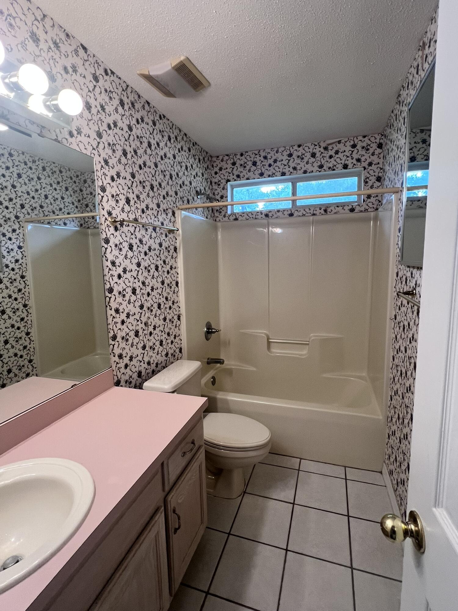 LAKE HOLLEY ESTATES - Residential Lease