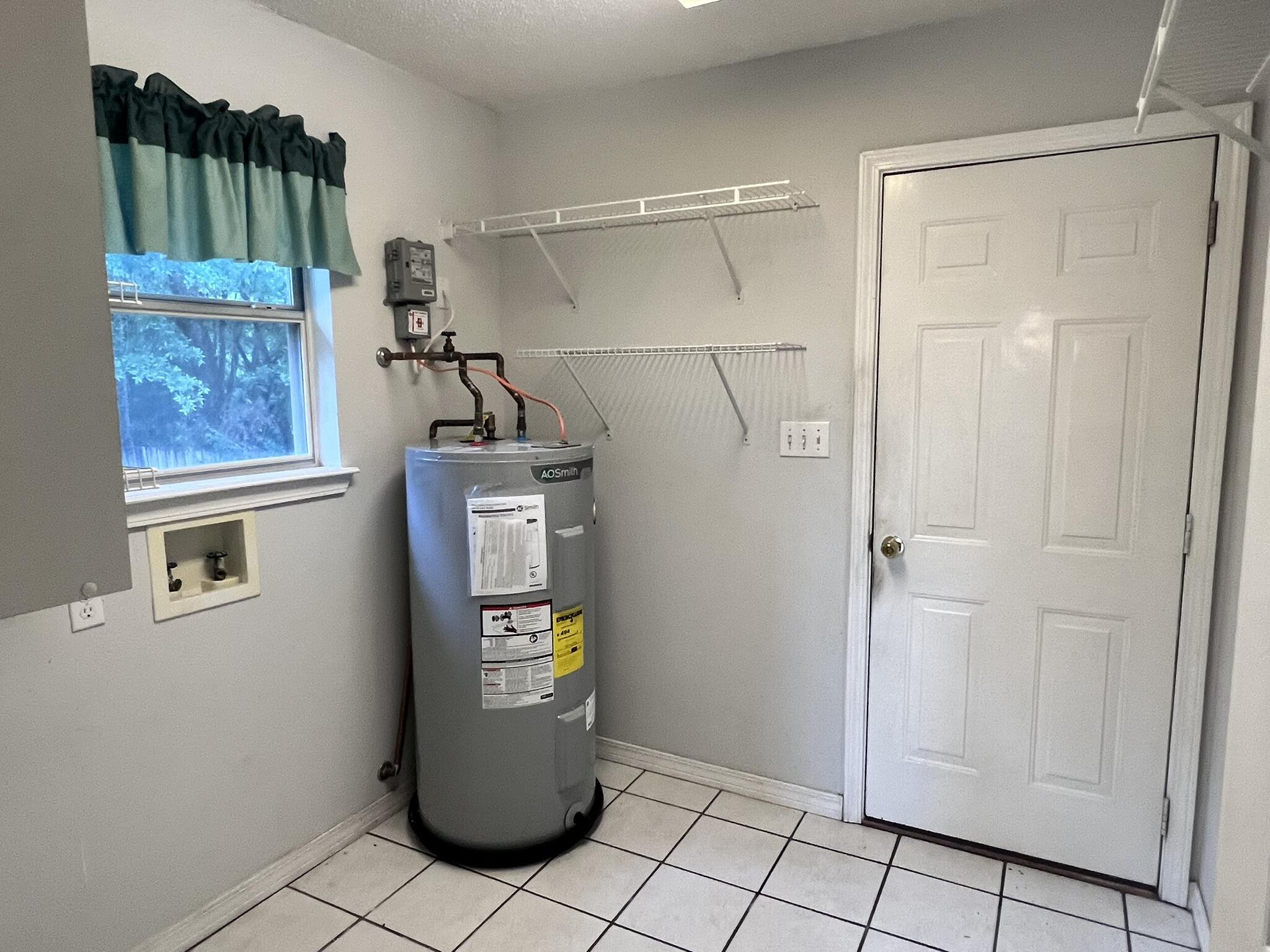 LAKE HOLLEY ESTATES - Residential Lease